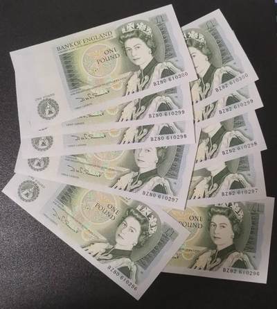 《艾美收藏》第223期-12.7周日外币畅拍 - (10张)英国D序列1981-84年1镑UNC 零星几张轻微压痕 2组全同号 Somerset签名 P-377b