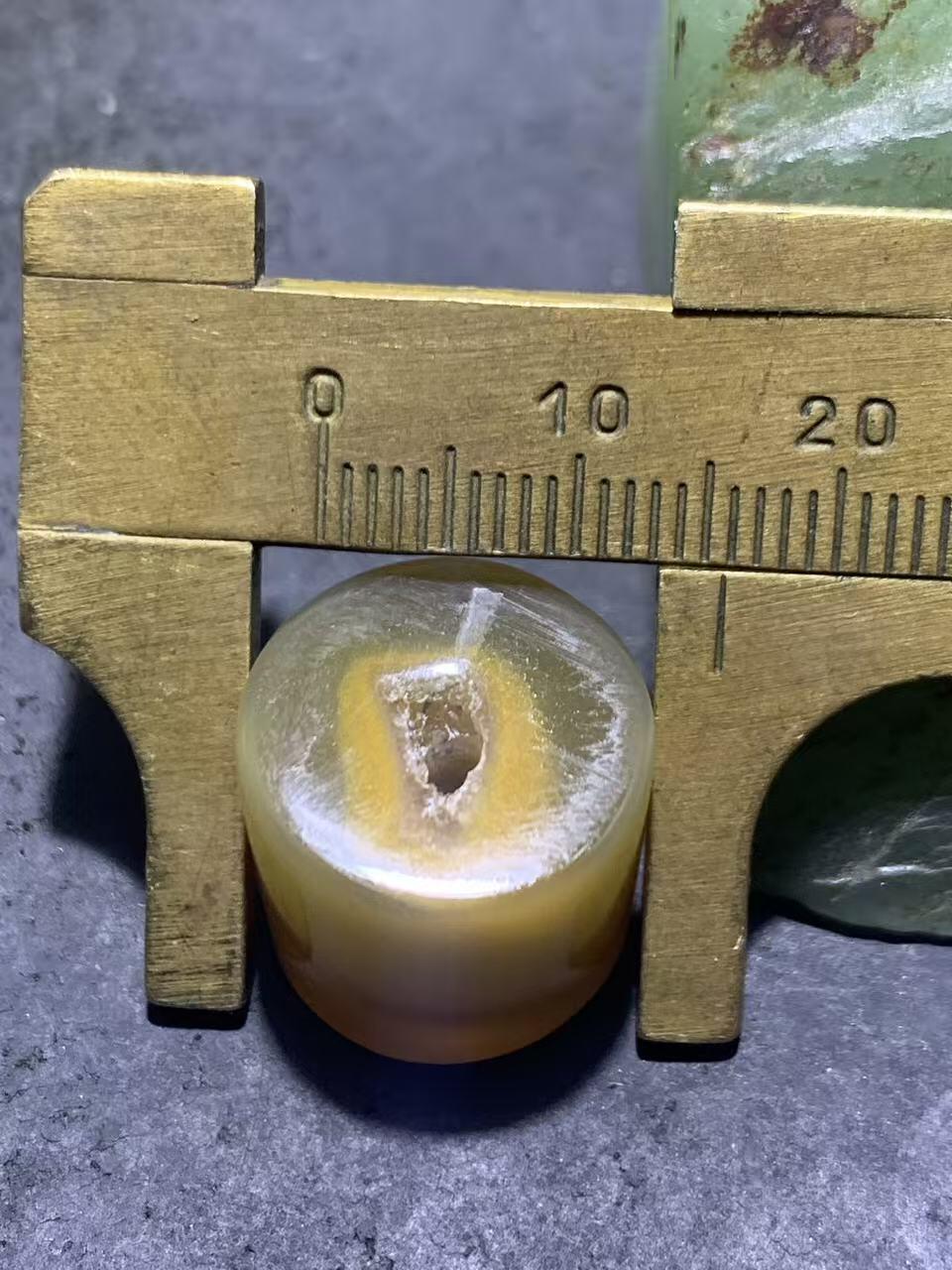 蒙料冻料飘鸡油黄战国红玛瑙通货晶洞桶珠一个，