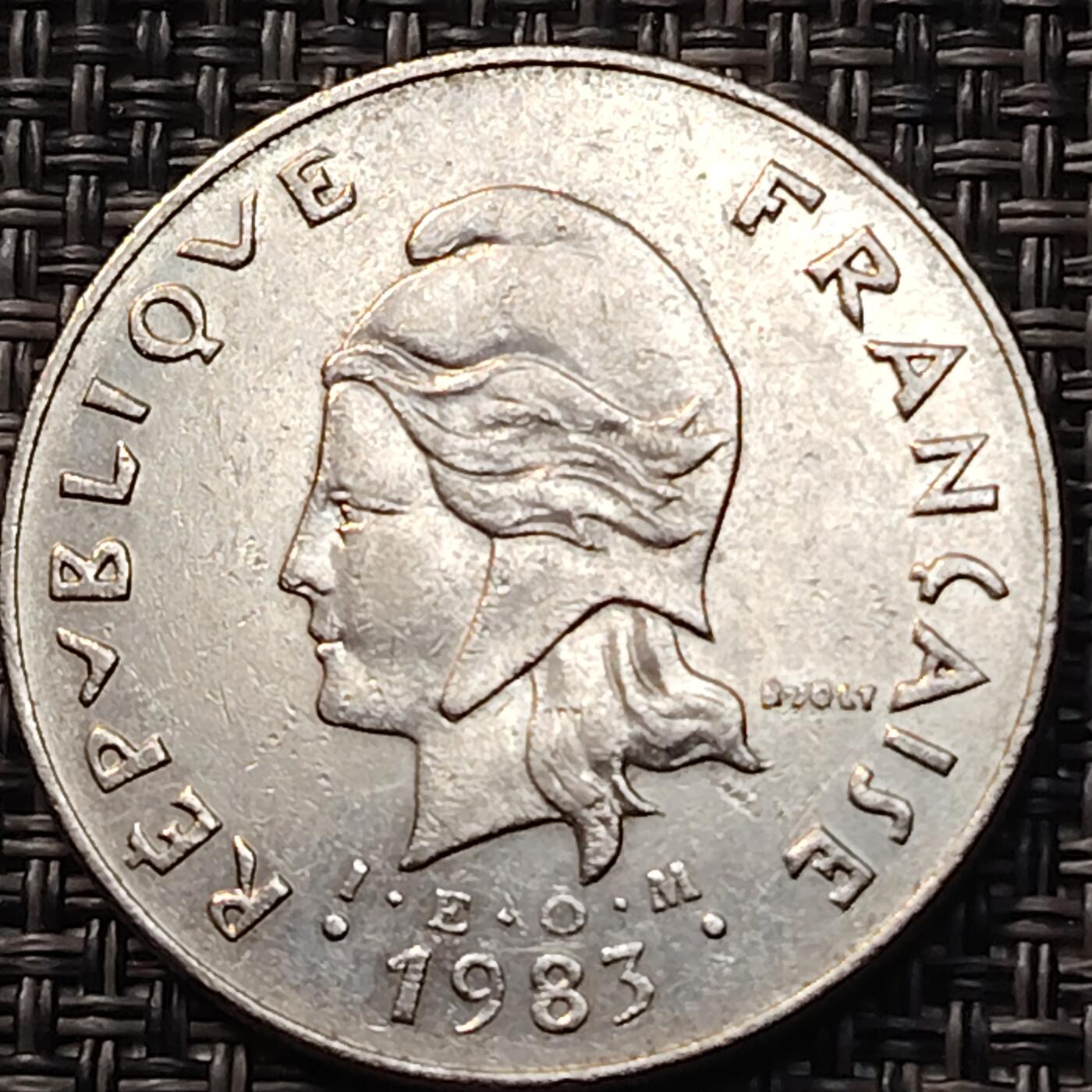 布加迪🐬～世界钱币(上海)🌾第 263 期 /  各国套币和散币 新克里多尼亚 1983年 50法郎镍币