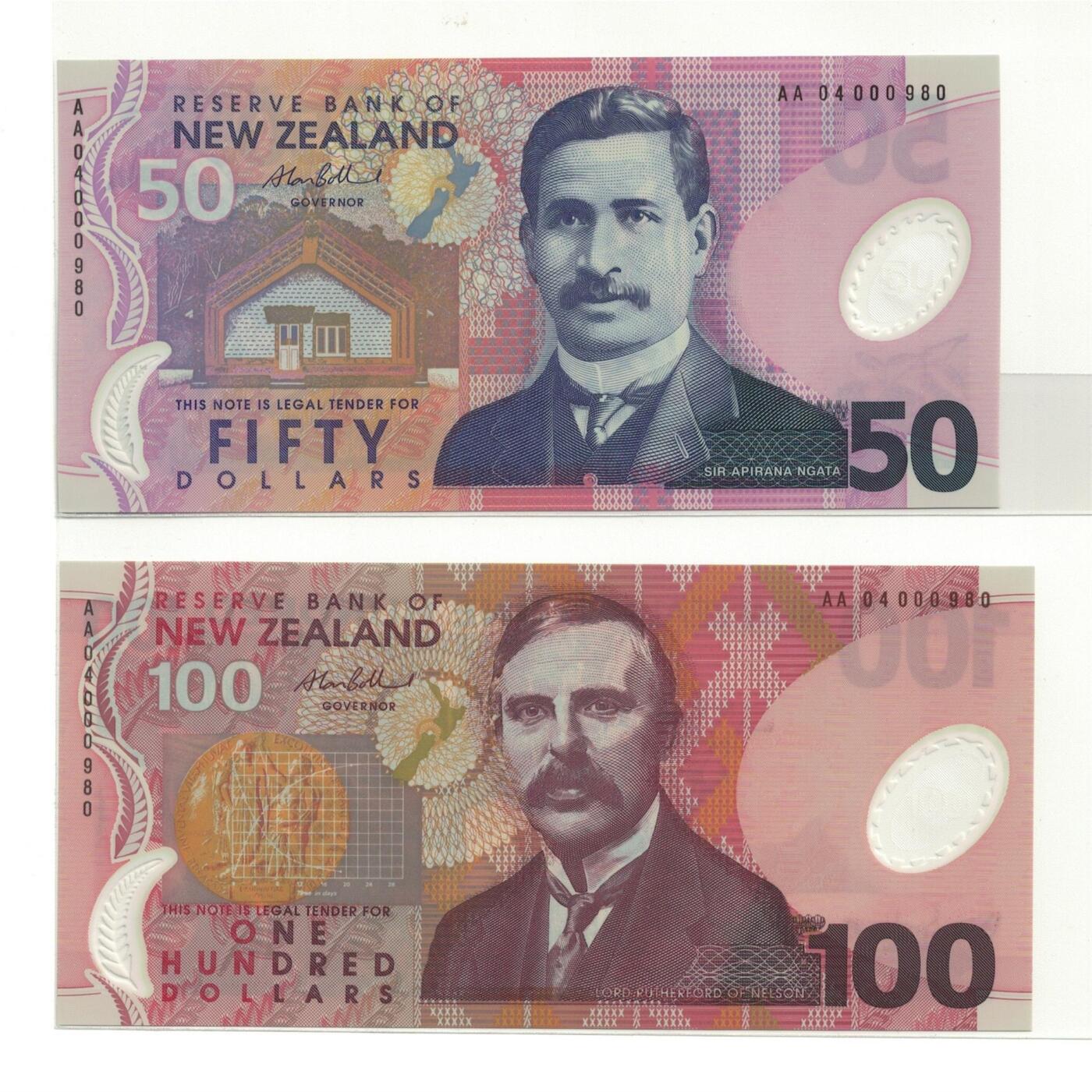 《艾美收藏》第223期-12.7周日外币畅拍 (首发冠全同带原装册)新西兰2004年AA冠5-100元全同百位倒置980号5张大全套，前2位数字是年份缩写，鸟版塑料钞初版首发