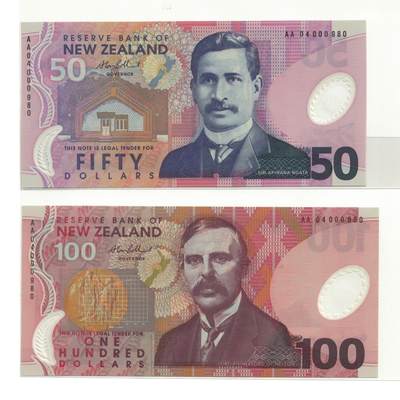 《艾美收藏》第223期-12.7周日外币畅拍 - (首发冠全同带原装册)新西兰2004年AA冠5-100元全同百位倒置980号5张大全套，前2位数字是年份缩写，鸟版塑料钞初版首发