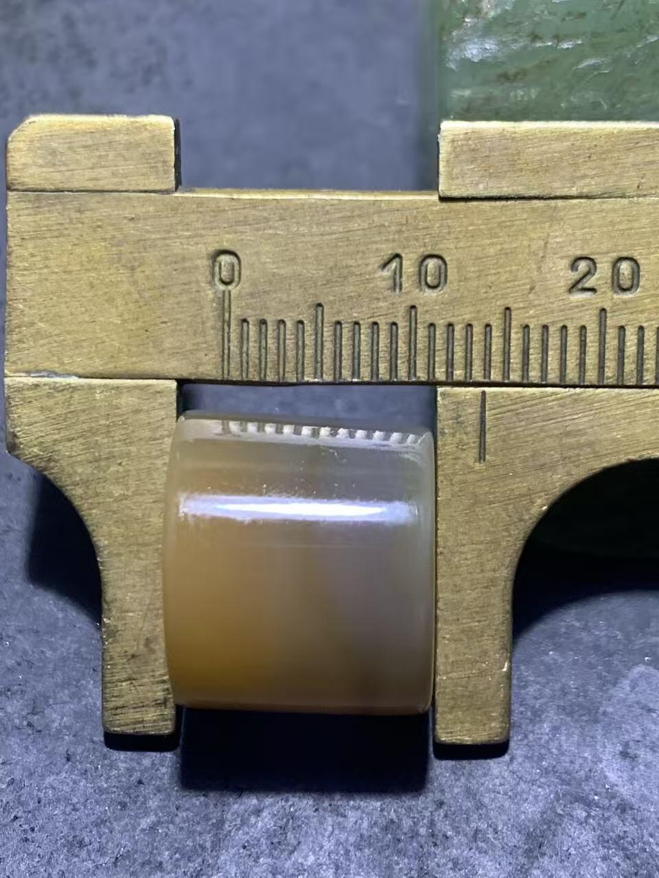 蒙料冻料飘鸡油黄战国红玛瑙通货晶洞桶珠一个，