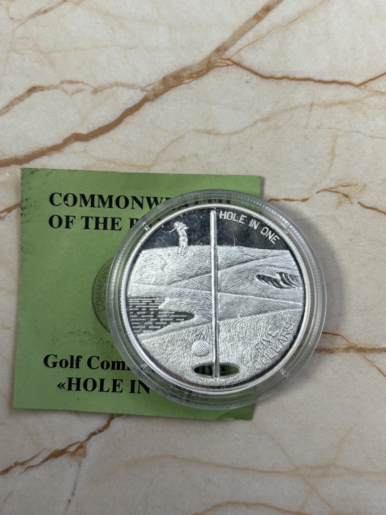 第184期拍卖 获奖币巴哈马1994年一杆进洞镂空精制纪念银币带证书，获得克劳斯1996年度最佳创意币大奖，999银，1盎司