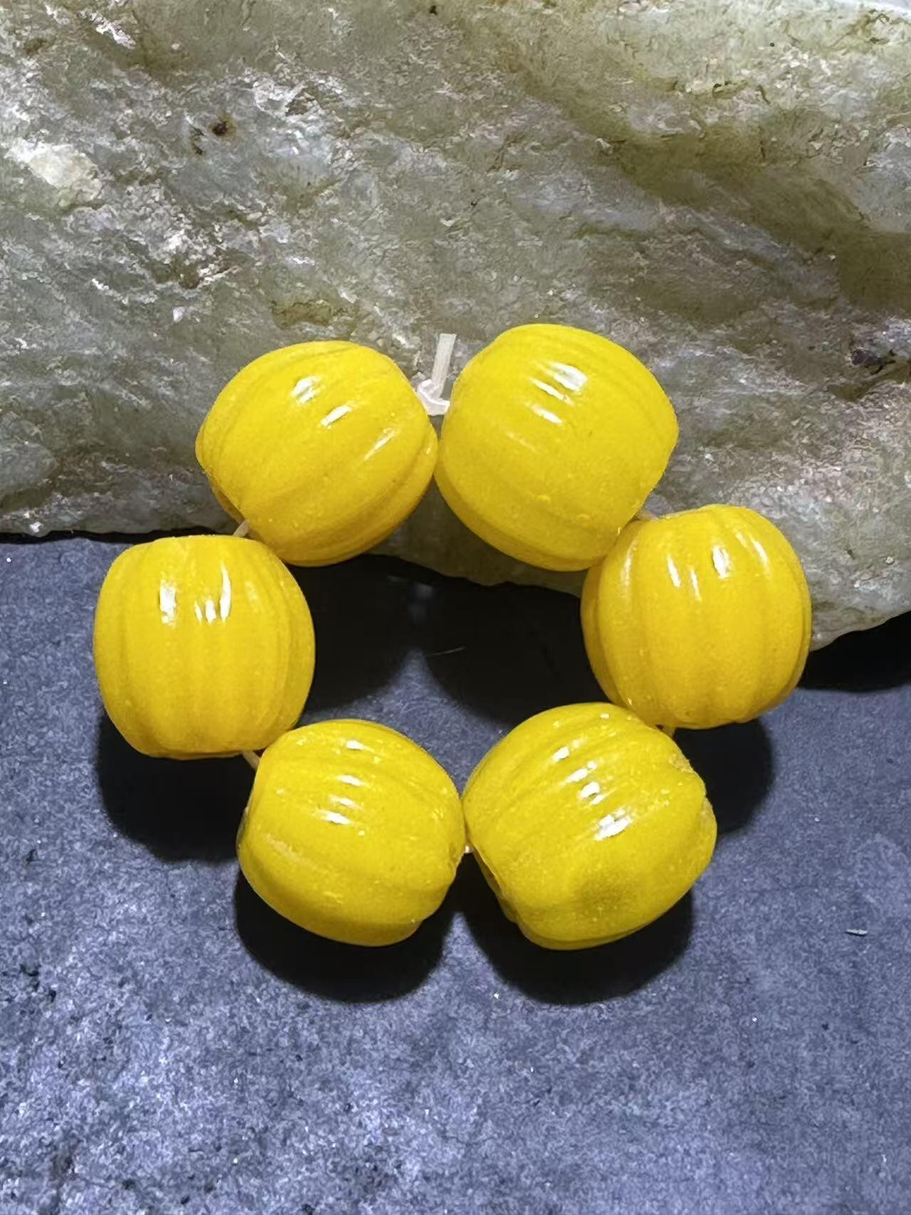 建国前后库存上等鸡油黄色琉璃瓜珠一组，