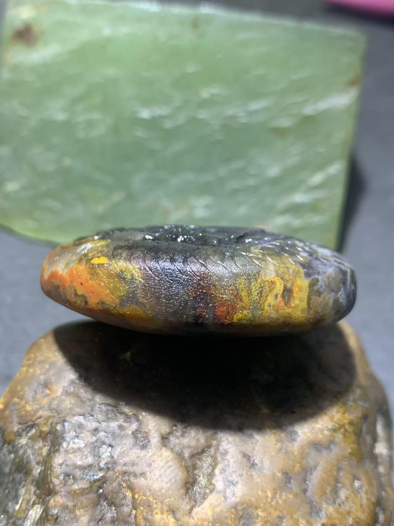 精美亚光冻料战国红玛瑙手工俏色巧雕龙戏珠吊坠（把件）一个！