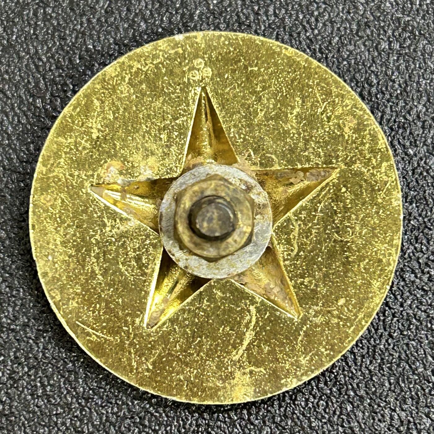 西秦中古拍卖第六十九期 越南战争时期 越南南方民族解放阵线大帽徽 越南游击队帽徽