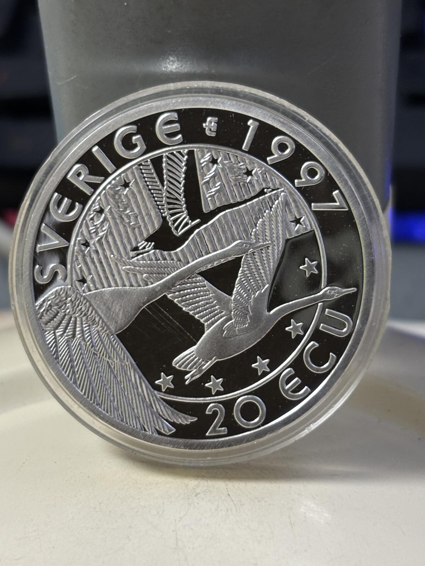 第184期拍卖 瑞典1997年人物20埃居纪念大银币，925银，27克银价346，有点小瑕疵