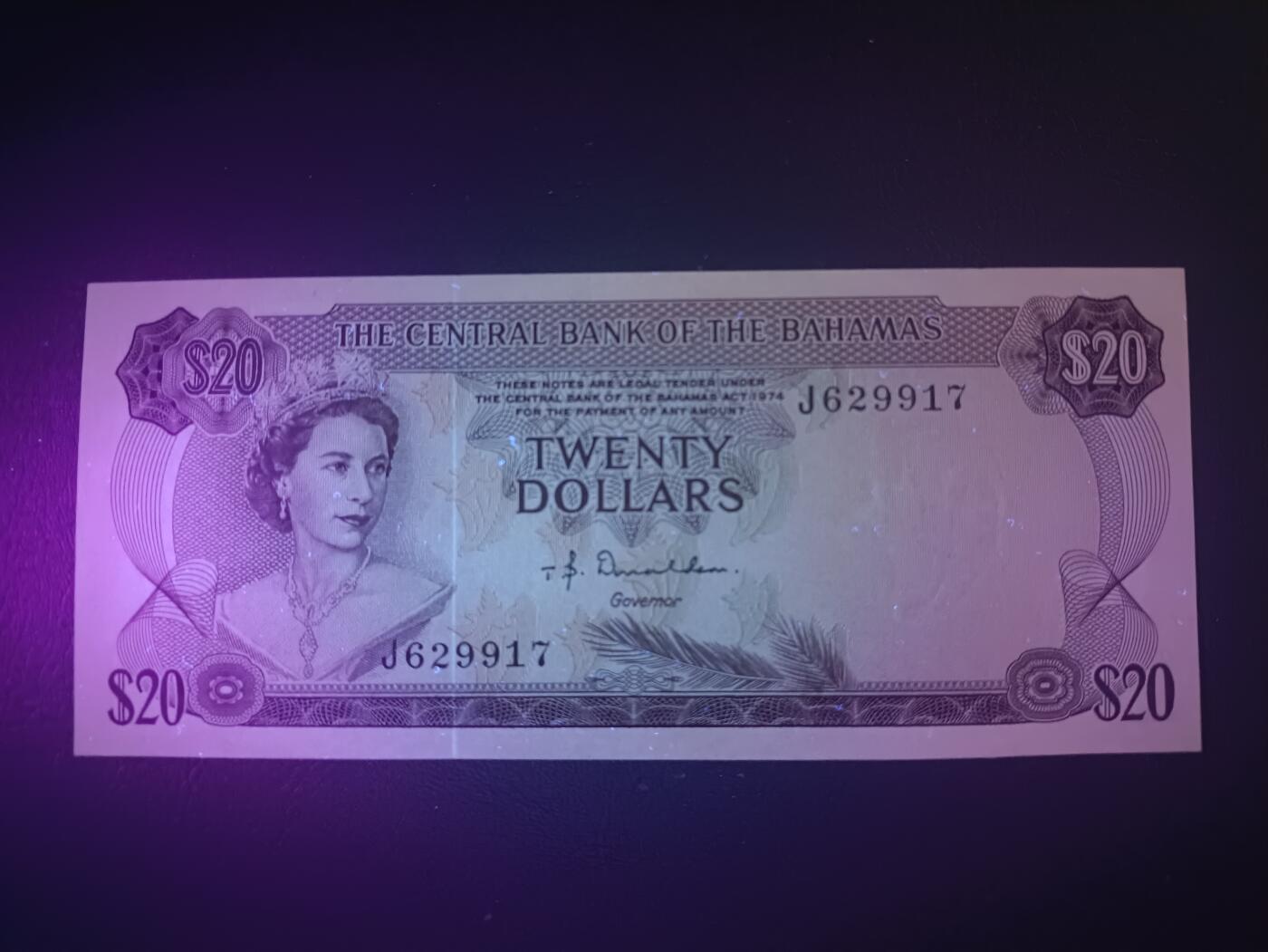 2025十二月第一期，总206期 巴哈马1974版20元UNC-，后期“巴哈马中央银行”抬头，稀有的中高面值，大冠女王和传统观光马车，德纳罗公司水粉画风格的唯美彩背