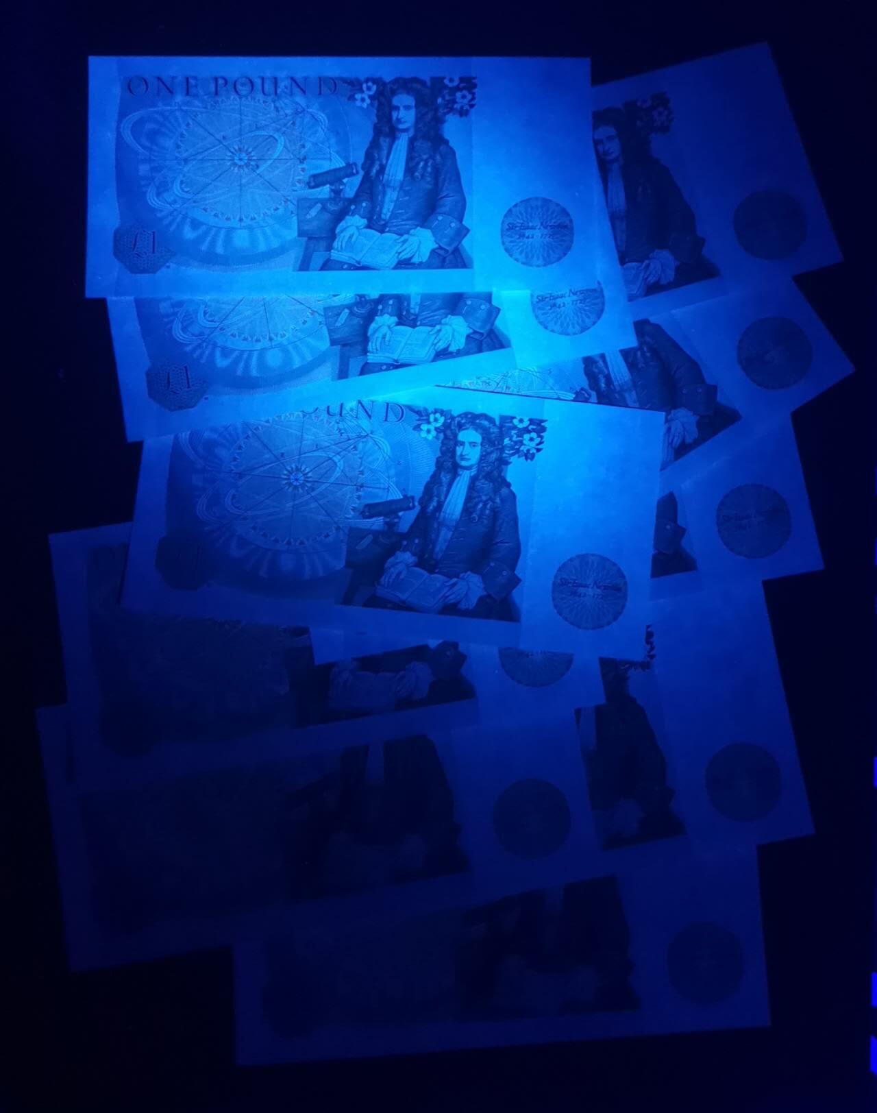 《艾美收藏》第223期-12.7周日外币畅拍 (10张)英国D序列1981-84年1镑UNC 零星几张轻微压痕 2组全同号 Somerset签名 P-377b