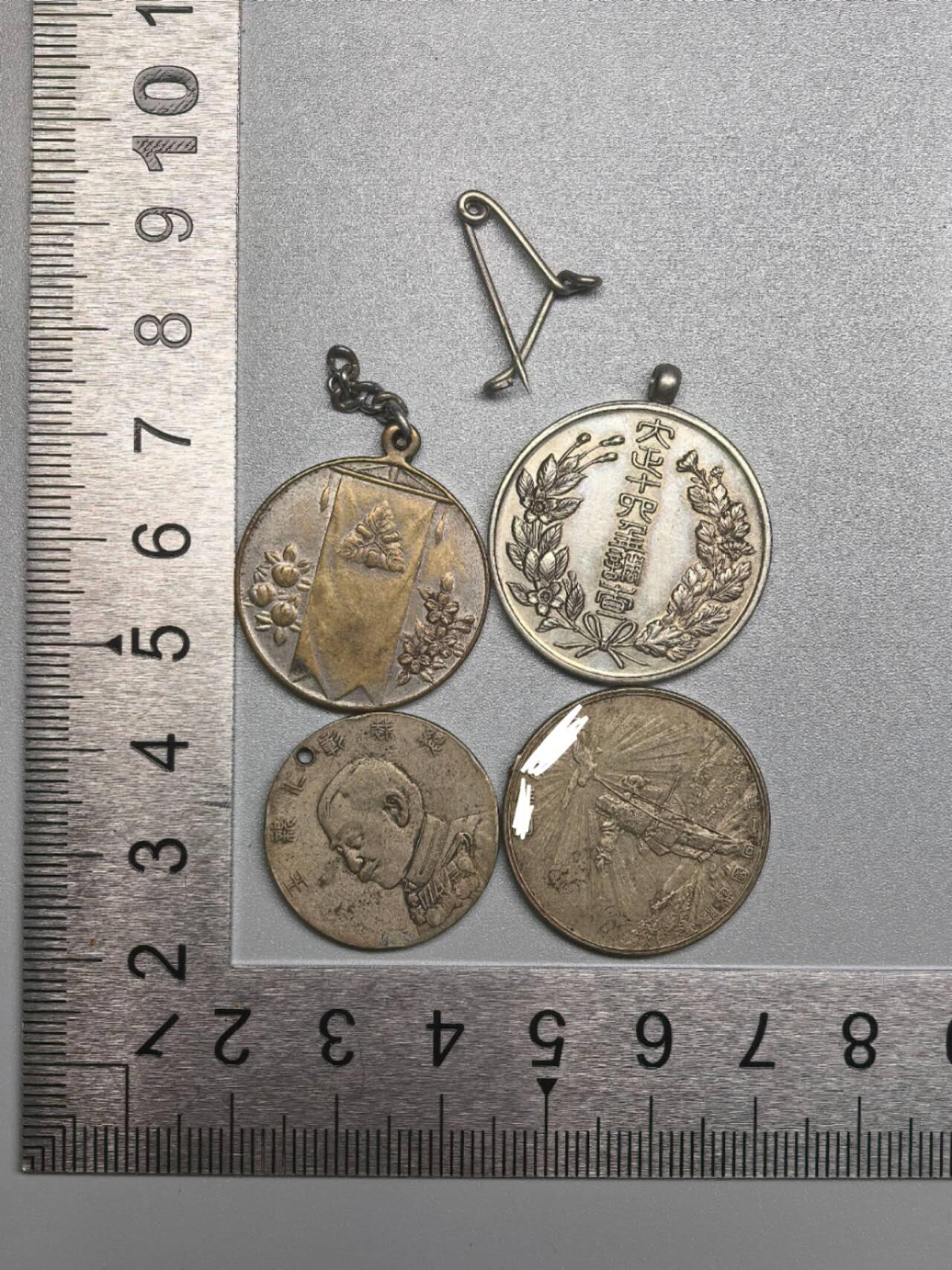 小驴勋章奖章收藏12月06日周六晚六点拍卖（珍爱和平，收藏战争，铭记历史，勿忘国耻，忠党爱国。有偿代拍，送拍规则在简介最后，参拍须阅读规则后再参拍，关系到运费包装发货时效真假辨别等关键信息，拍卖时不再发原图，看大图店主微信码在拍卖店铺介绍里） 蚕丝会、国势调查、赤十字社徽章一组