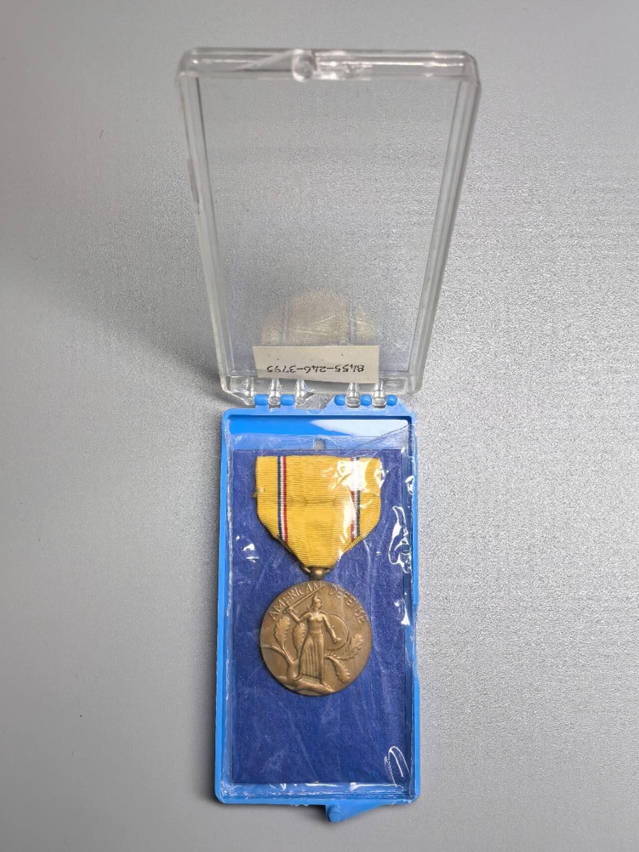 小驴勋章奖章收藏12月06日周六晚六点拍卖（珍爱和平，收藏战争，铭记历史，勿忘国耻，忠党爱国。有偿代拍，送拍规则在简介最后，参拍须阅读规则后再参拍，关系到运费包装发货时效真假辨别等关键信息，拍卖时不再发原图，看大图店主微信码在拍卖店铺介绍里） 二战美国本土防卫奖章，带原盒库存品，原盒右侧有伤，1941设立根据美国总统法令授予在1939年9月8日至1941年5月27日期间服役12个月的官兵