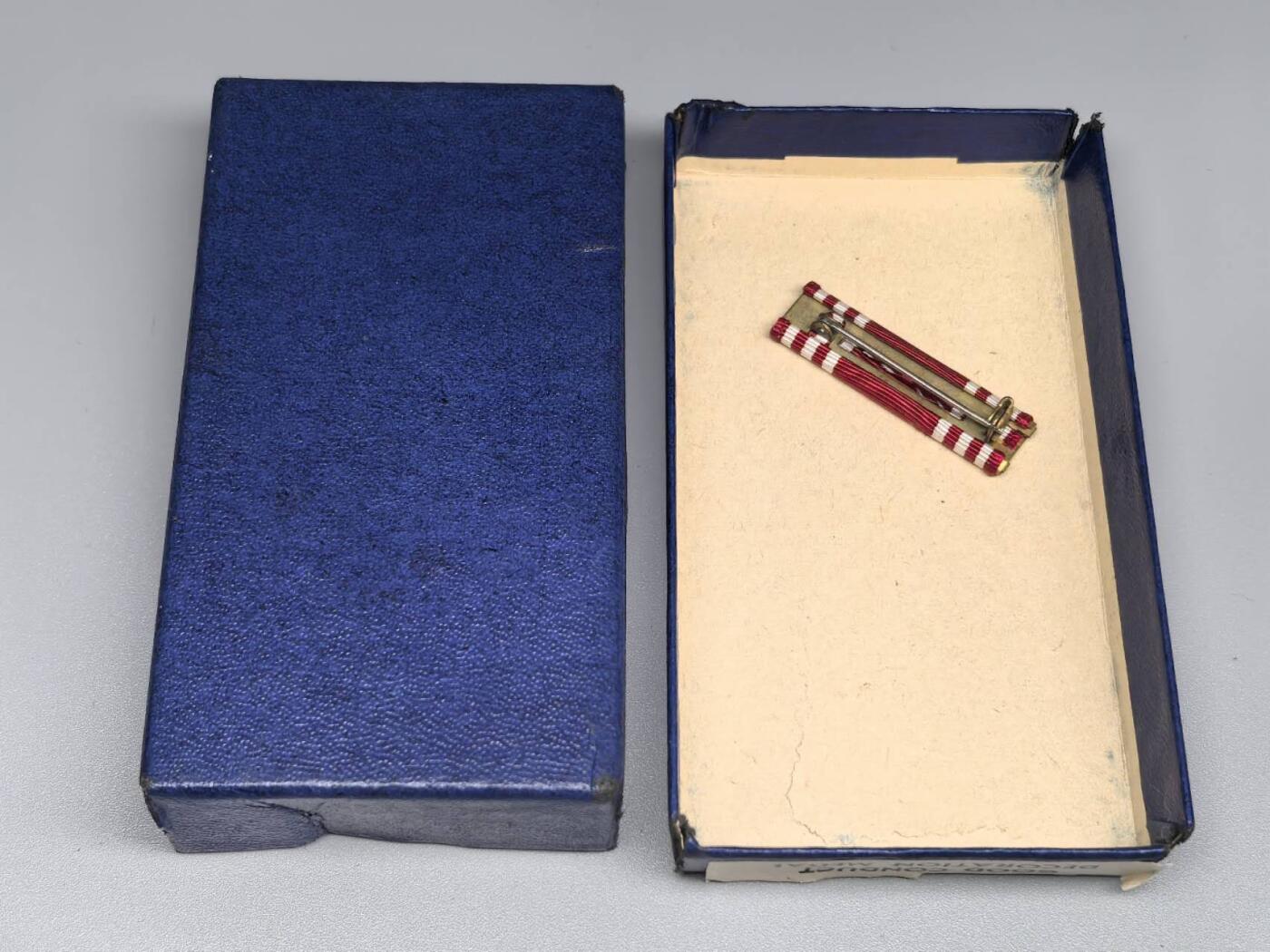 小驴勋章奖章收藏12月06日周六晚六点拍卖（珍爱和平，收藏战争，铭记历史，勿忘国耻，忠党爱国。有偿代拍，送拍规则在简介最后，参拍须阅读规则后再参拍，关系到运费包装发货时效真假辨别等关键信息，拍卖时不再发原图，看大图店主微信码在拍卖店铺介绍里） 美国陆军良好行为奖章带略，库存