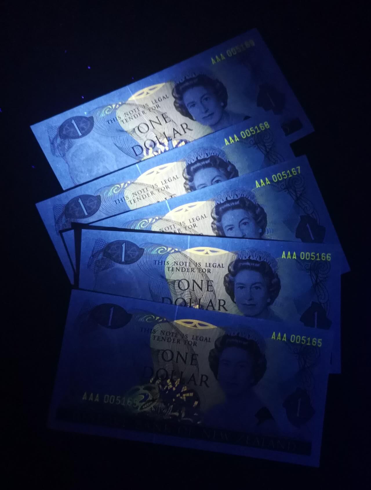 《艾美收藏》第223期-12.7周日外币畅拍 (5张)新西兰1981年首发AAA冠1元UNC千位靓号，花冠女王 Pick#169a一签