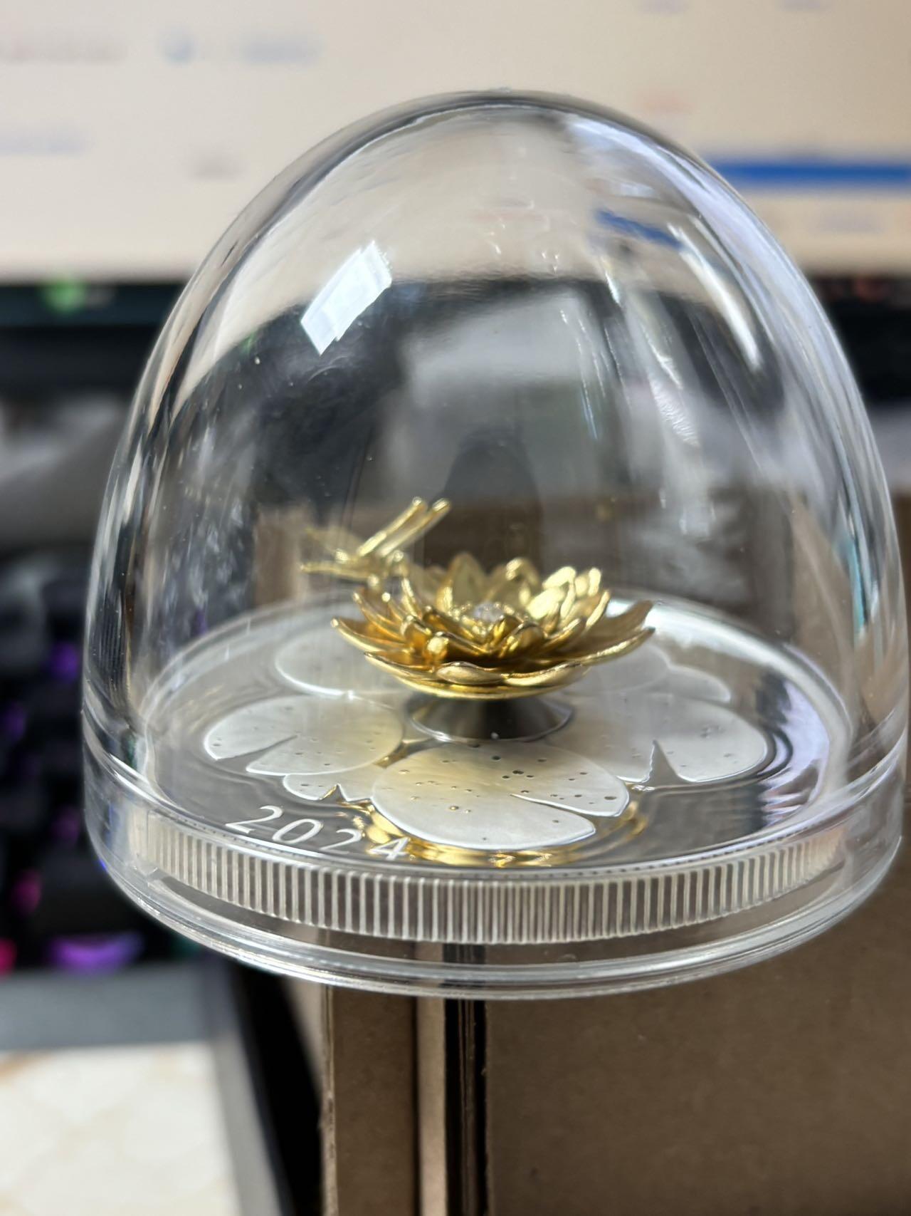 第185期拍卖 加拿大2024年莲花和蜻蜓镀金5盎司镶嵌可旋转纪念银币，9999银，157.6克，发行1250枚