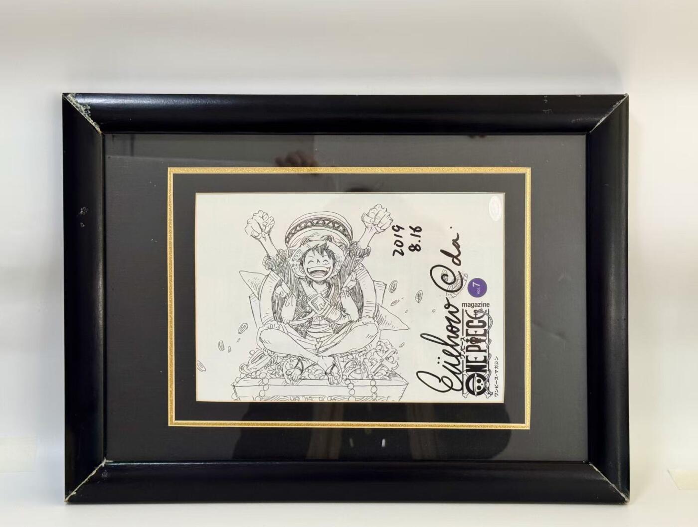 零元拍：日本著名漫画《海贼王》作者 尾田荣一郎老师亲笔签名《ONE PIECE》专刊第7期，签名扉页已取下来完美正背双面裱框，实木相框比较厚重有分量，可分别不同图案展示。相框开裂有粘胶痕迹，还有磕碰掉漆现象，通缉令页面无签名，介意勿拍。如不需要外框，也可以拆出内框，去掉沉重外框。