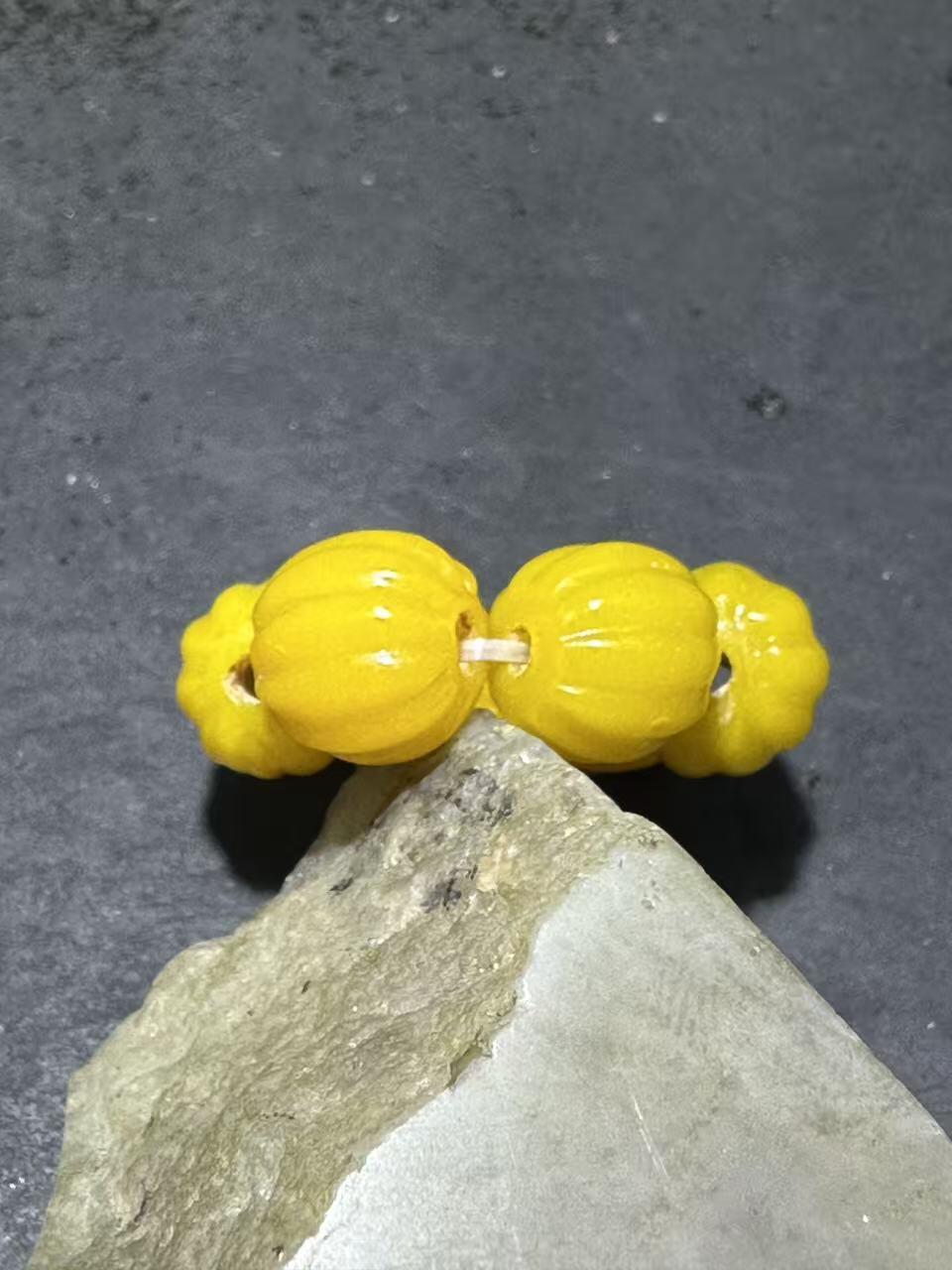 建国前后库存上等鸡油黄色琉璃瓜珠一组，