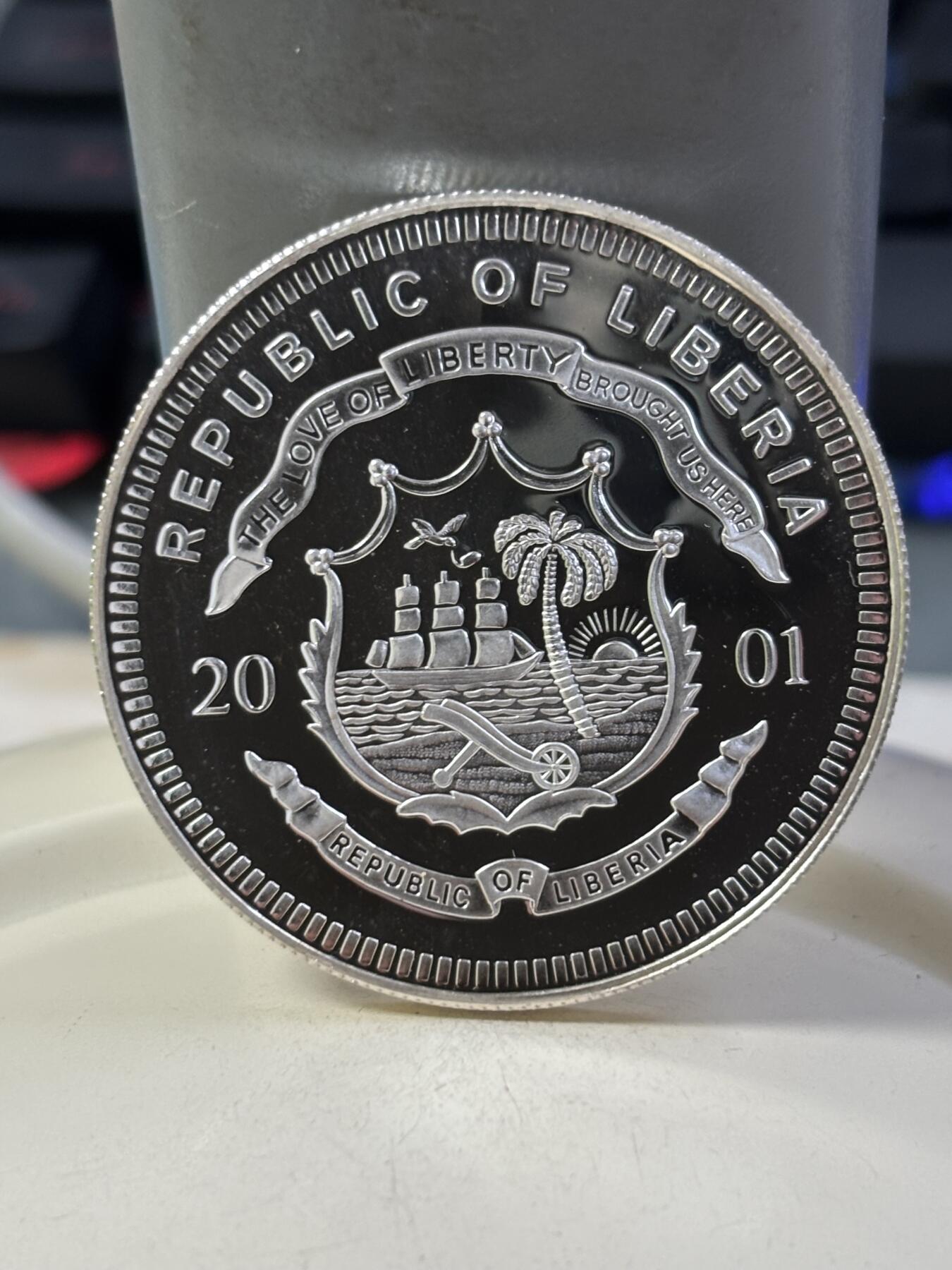 第184期拍卖 利比里亚2001年珍稀动物系列海豚20克精制纪念银币，20克银价277，999银，