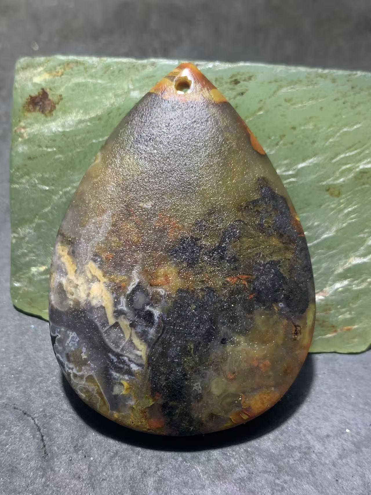 精美亚光冻料战国红玛瑙手工俏色巧雕龙戏珠吊坠（把件）一个！