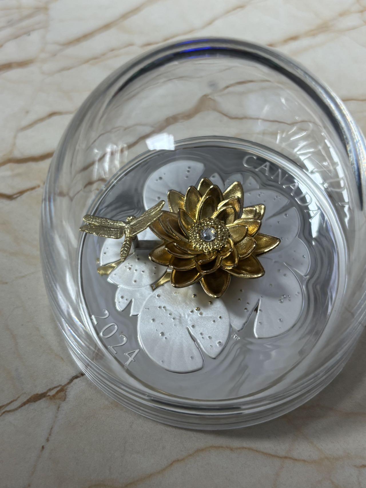 第185期拍卖 加拿大2024年莲花和蜻蜓镀金5盎司镶嵌可旋转纪念银币，9999银，157.6克，发行1250枚