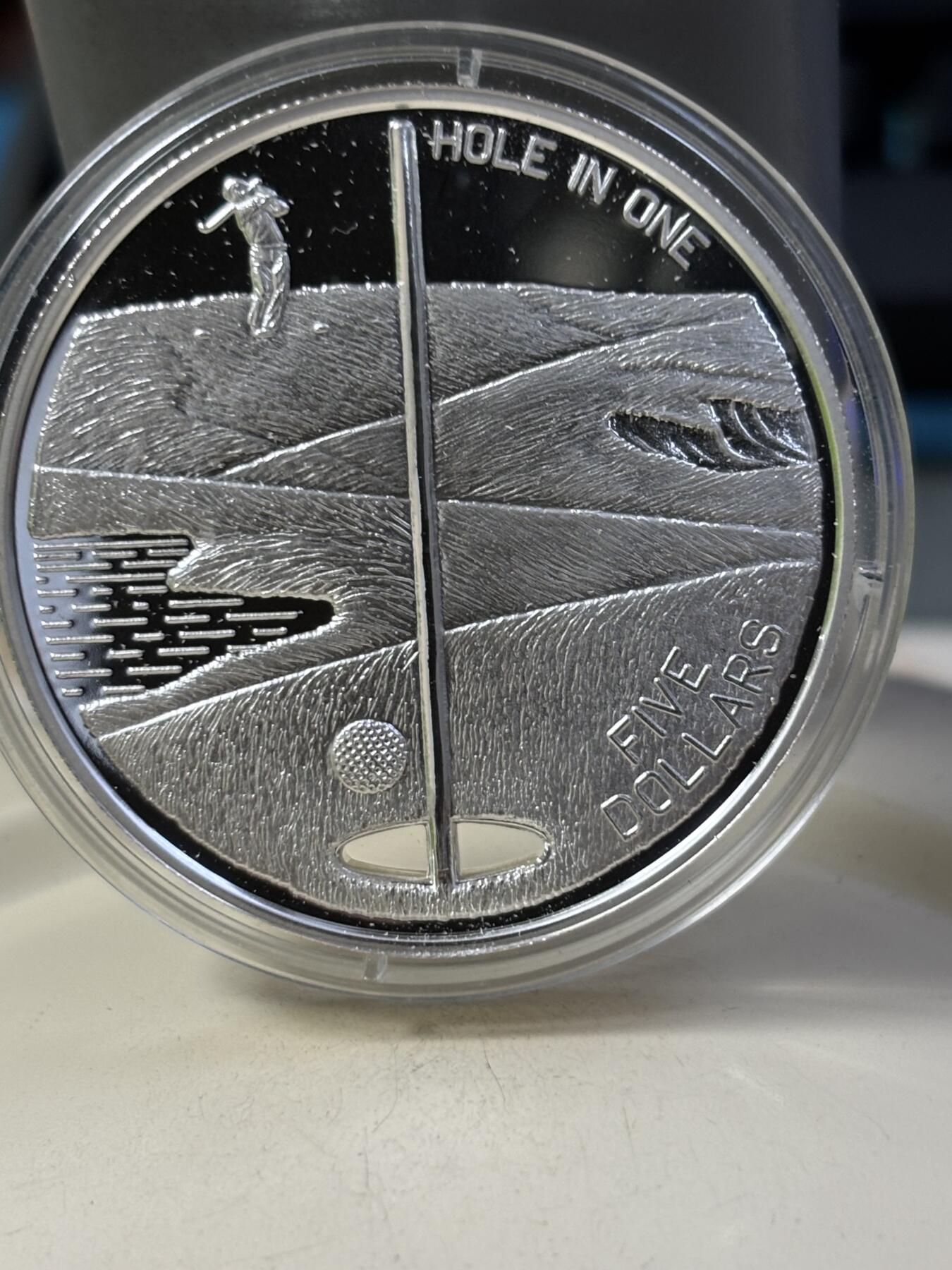 第184期拍卖 获奖币巴哈马1994年一杆进洞镂空精制纪念银币带证书，获得克劳斯1996年度最佳创意币大奖，999银，1盎司