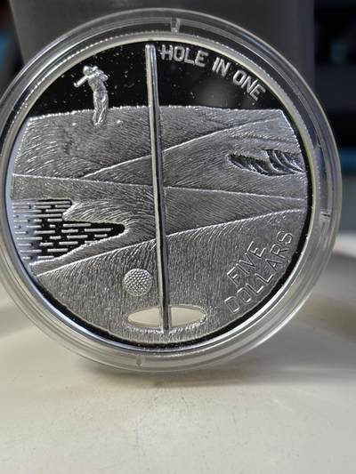 第184期拍卖 - 获奖币巴哈马1994年一杆进洞镂空精制纪念银币带证书，获得克劳斯1996年度最佳创意币大奖，999银，1盎司