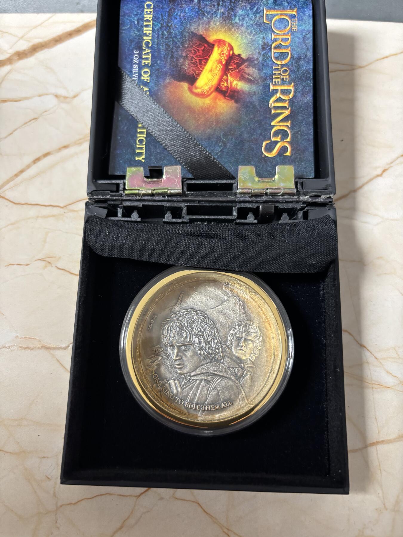 第185期拍卖  萨摩亚2023年指环王至尊魔戒3盎司仿古纪念银币。999银，发行量1499枚，有氧化