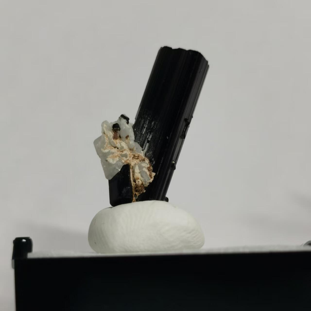 七河·世界钱币杂件水晶矿标小拍（总第30期） 藏家出品X653 巴基斯坦黑碧玺矿物标本 盒子矿 本件拍品由合作藏家邮寄，库存编号168-9.