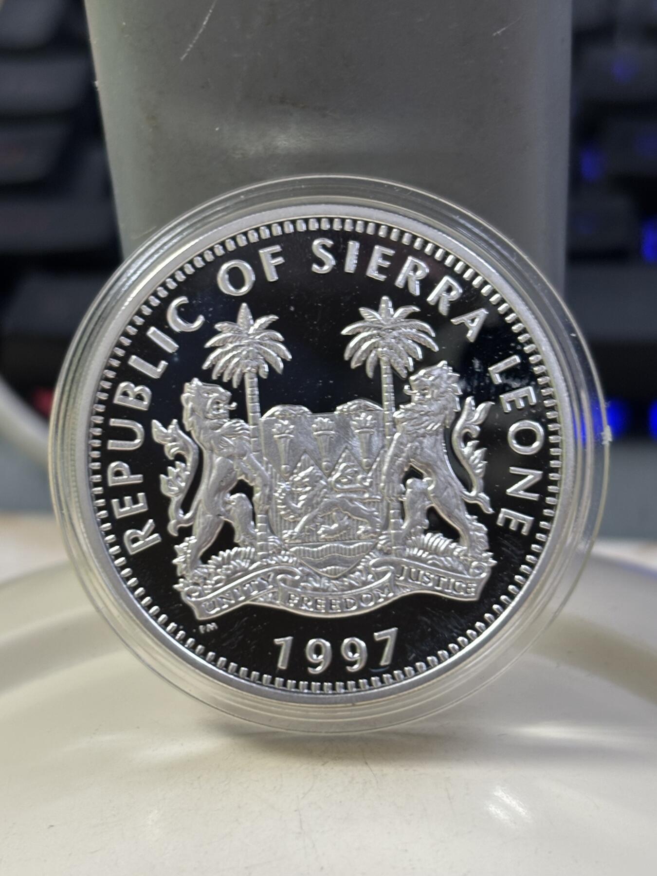 第184期拍卖 获奖塞拉利昂1997年戴安娜和特雷莎1盎司纪念银币，925银，发行10000枚，获1999年度克劳斯最富激情币大奖