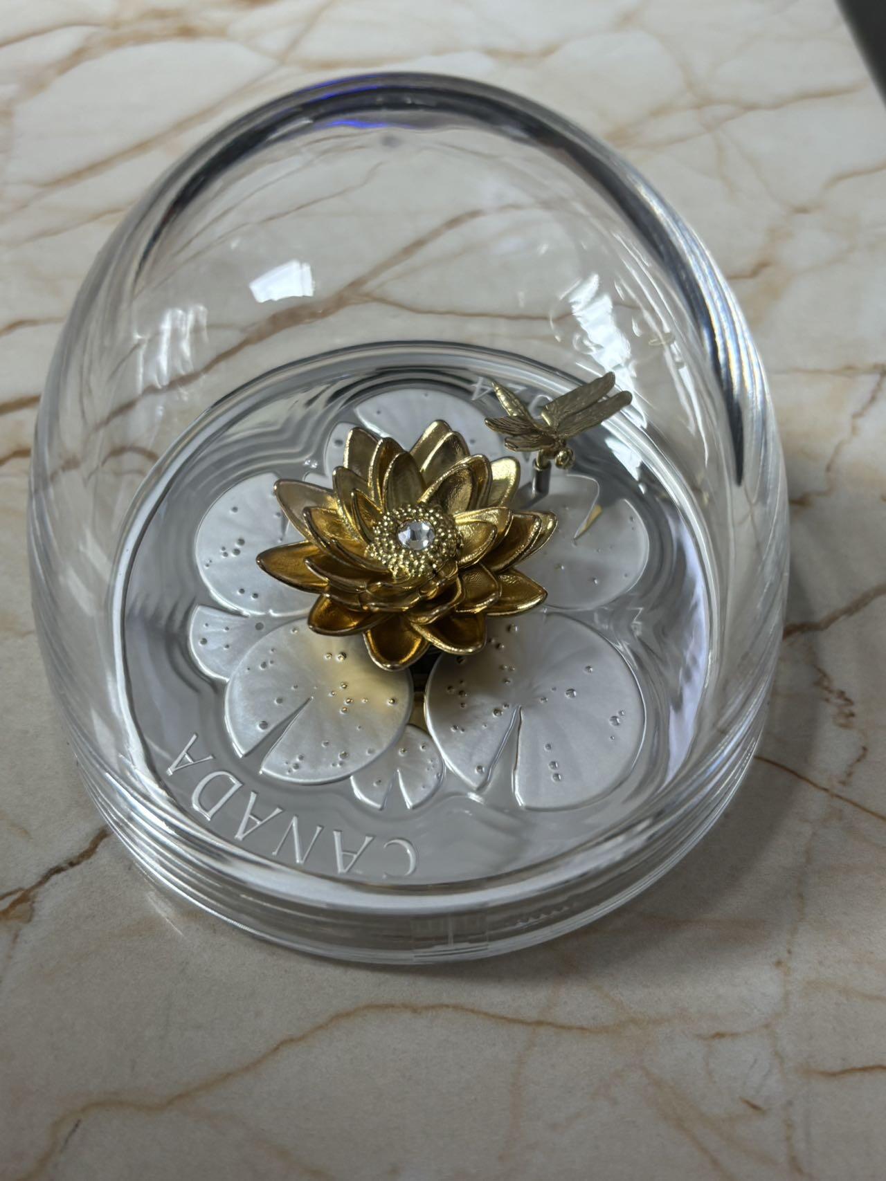 第185期拍卖 加拿大2024年莲花和蜻蜓镀金5盎司镶嵌可旋转纪念银币，9999银，157.6克，发行1250枚