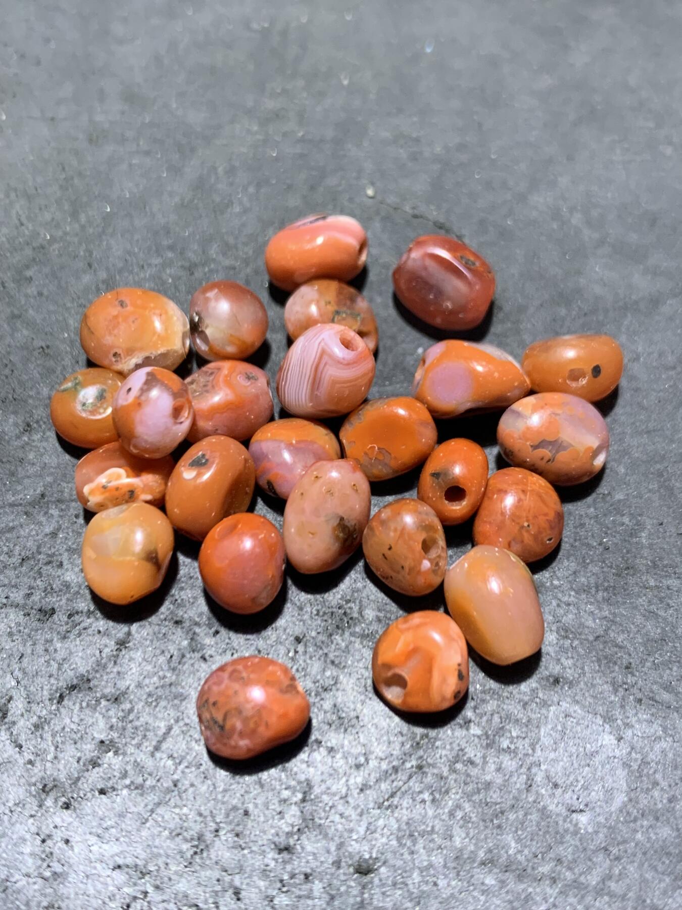 川料南红玛瑙原皮随形散珠一组，