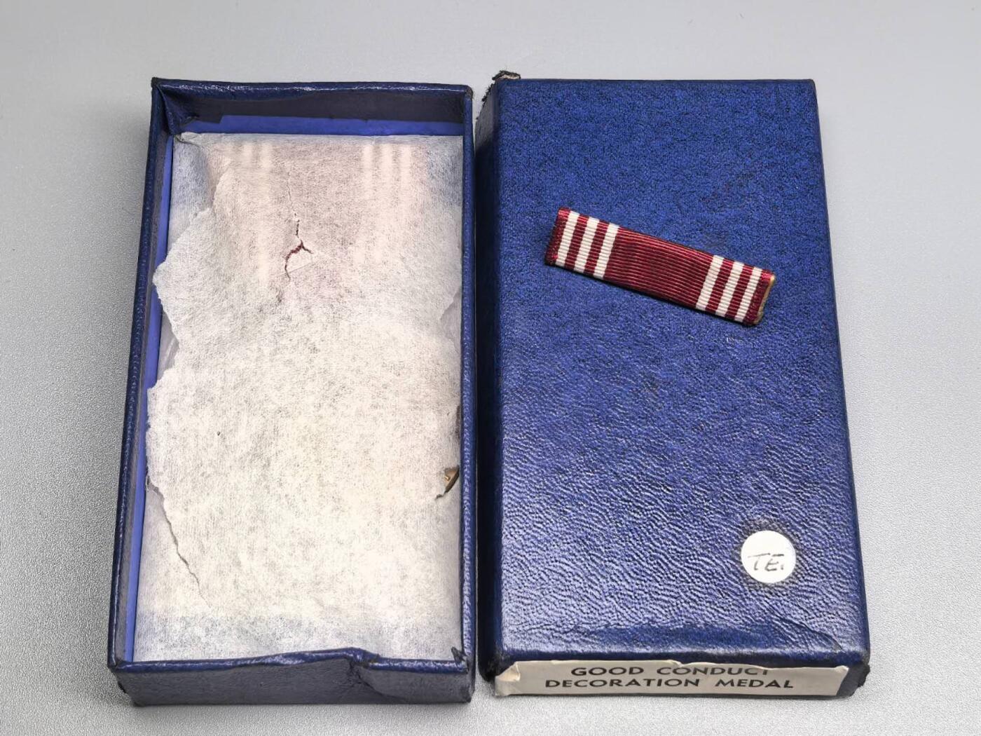 小驴勋章奖章收藏12月06日周六晚六点拍卖（珍爱和平，收藏战争，铭记历史，勿忘国耻，忠党爱国。有偿代拍，送拍规则在简介最后，参拍须阅读规则后再参拍，关系到运费包装发货时效真假辨别等关键信息，拍卖时不再发原图，看大图店主微信码在拍卖店铺介绍里） 美国陆军良好行为奖章带略，库存