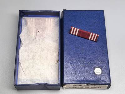 小驴勋章奖章收藏12月06日周六晚六点拍卖（珍爱和平，收藏战争，铭记历史，勿忘国耻，忠党爱国。有偿代拍，送拍规则在简介最后，参拍须阅读规则后再参拍，关系到运费包装发货时效真假辨别等关键信息，拍卖时不再发原图，看大图店主微信码在拍卖店铺介绍里） - 美国陆军良好行为奖章带略，库存