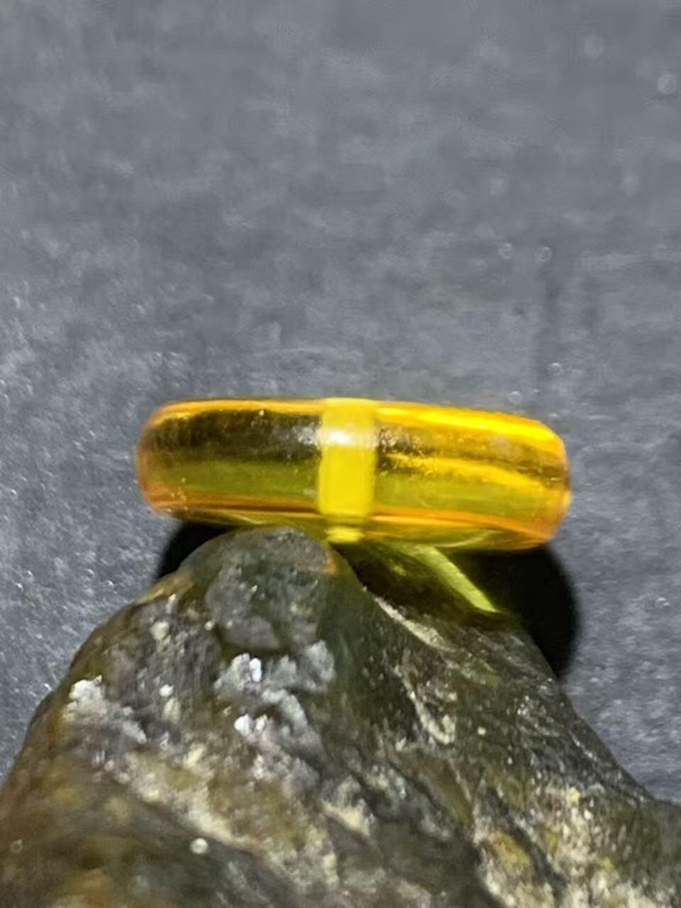 精美天然乌克兰蜜蜡随形小平安扣一个，