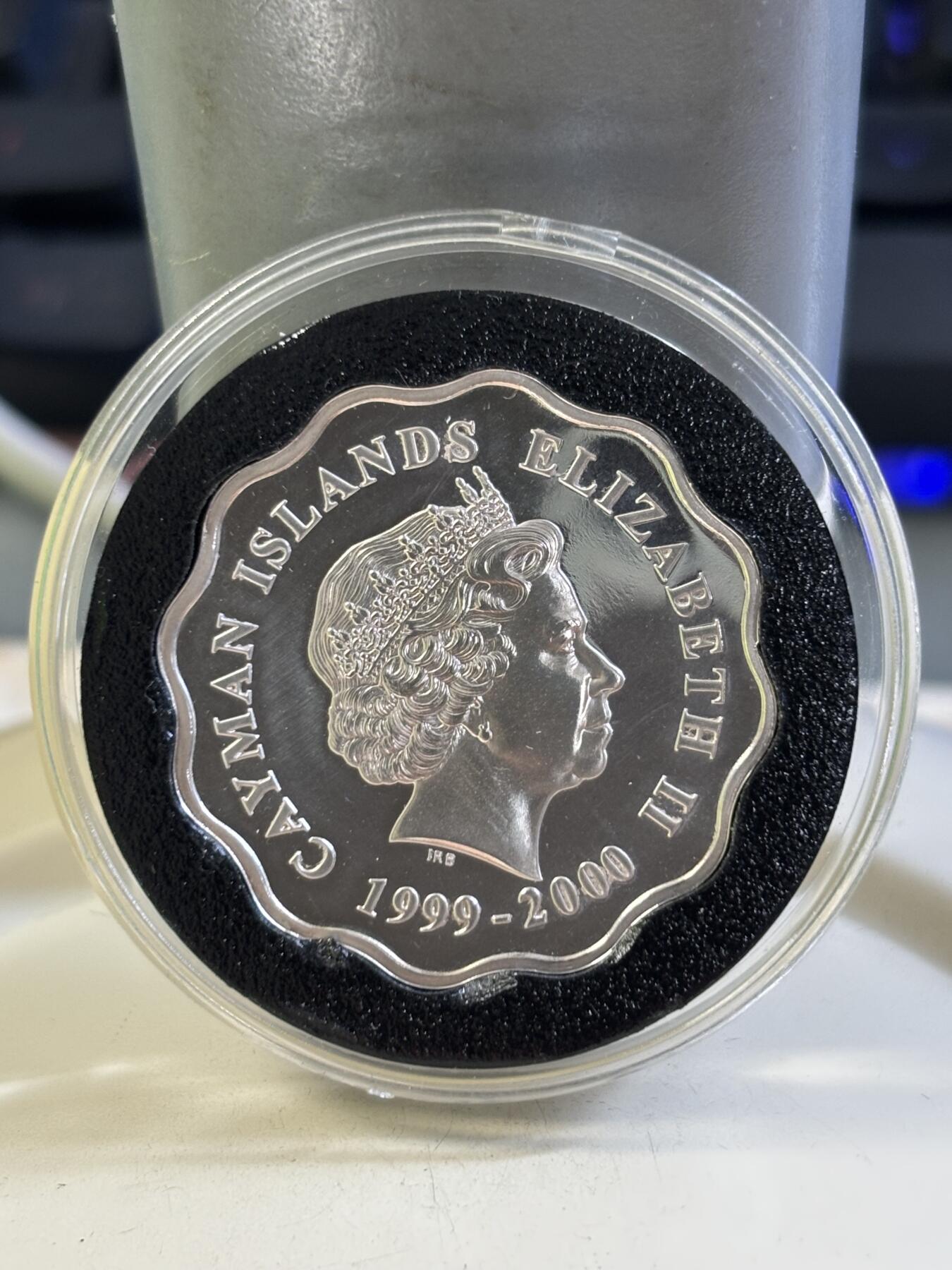 第184期拍卖 开曼1999年2000千禧年钟表梅花形异形纪念银币,999银，15.552克，发行30000枚。有氧化