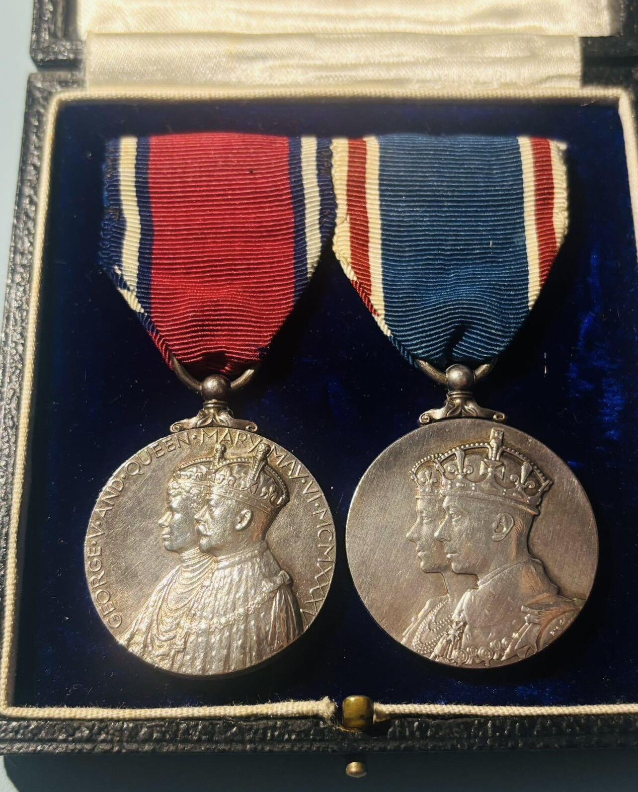 勋章专场  Lot.48 英国乔治五世银禧 乔治六世登基纪念章2联排 定制礼服挂版 均为银制 带定制盒