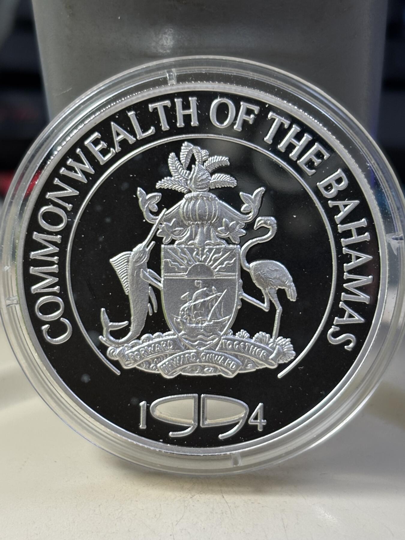 第184期拍卖 获奖币巴哈马1994年一杆进洞镂空精制纪念银币带证书，获得克劳斯1996年度最佳创意币大奖，999银，1盎司