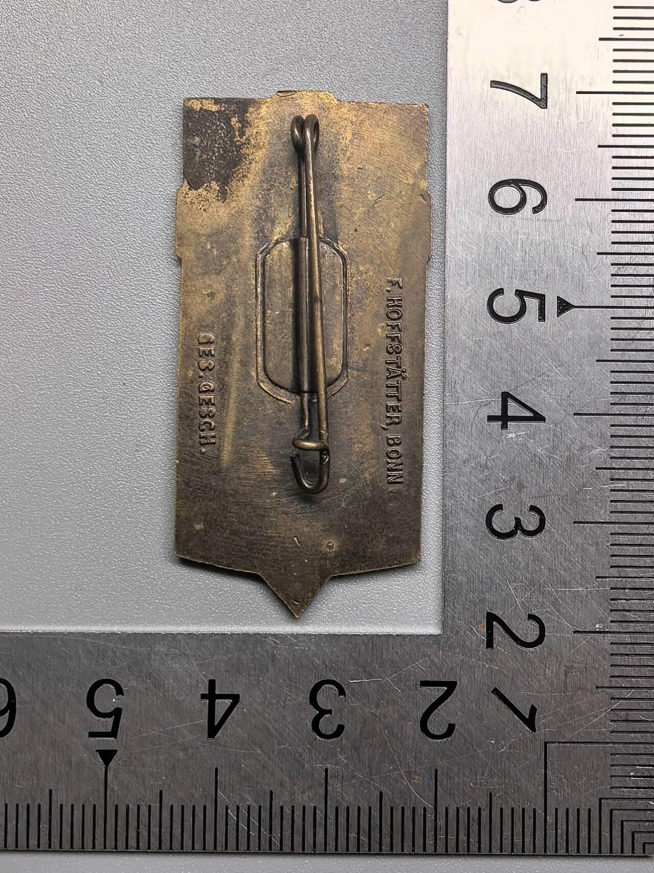 小驴勋章奖章收藏12月06日周六晚六点拍卖（珍爱和平，收藏战争，铭记历史，勿忘国耻，忠党爱国。有偿代拍，送拍规则在简介最后，参拍须阅读规则后再参拍，关系到运费包装发货时效真假辨别等关键信息，拍卖时不再发原图，看大图店主微信码在拍卖店铺介绍里） 1932年帝国青年节，首届HJ集会，在波茨坦举行。实际出席人数为8万名男孩和2万名女孩，极具里程碑意义，它是除金和领袖级青年团成员徽章外最稀少和昂贵的青年团章。