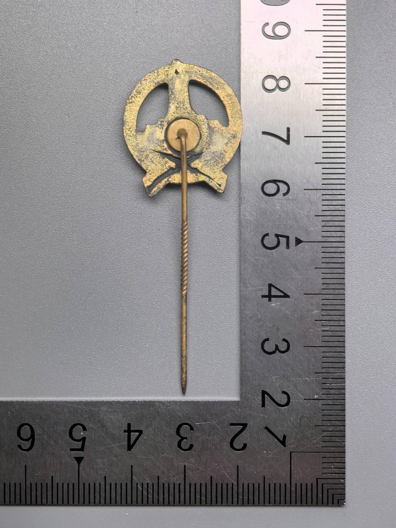 小驴勋章奖章收藏12月06日周六晚六点拍卖（珍爱和平，收藏战争，铭记历史，勿忘国耻，忠党爱国。有偿代拍，送拍规则在简介最后，参拍须阅读规则后再参拍，关系到运费包装发货时效真假辨别等关键信息，拍卖时不再发原图，看大图店主微信码在拍卖店铺介绍里） 帝国退伍军人联盟（基夫豪森联盟）金级射击奖插针。基夫豪森联盟是德国退伍军人及预备役军人协会的联合组织，总部位于莱茵河畔吕德斯海姆。名称源自基夫豪森纪念碑这座纪念碑矗立于德国中部图林根州巴特弗兰肯豪森附近海拔473米的基夫豪森山顶。