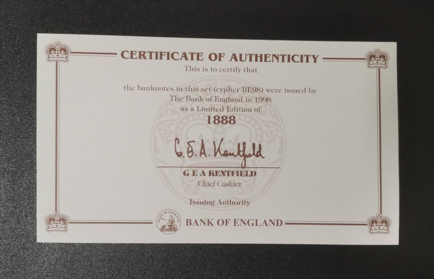 《艾美收藏》第223期-12.7周日外币畅拍 (3张纪念冠全同)英国E序列初版少见BE98纪念冠全同百位302号UNC 部分面值极轻微荧光 Kentfield签名 带认证证书