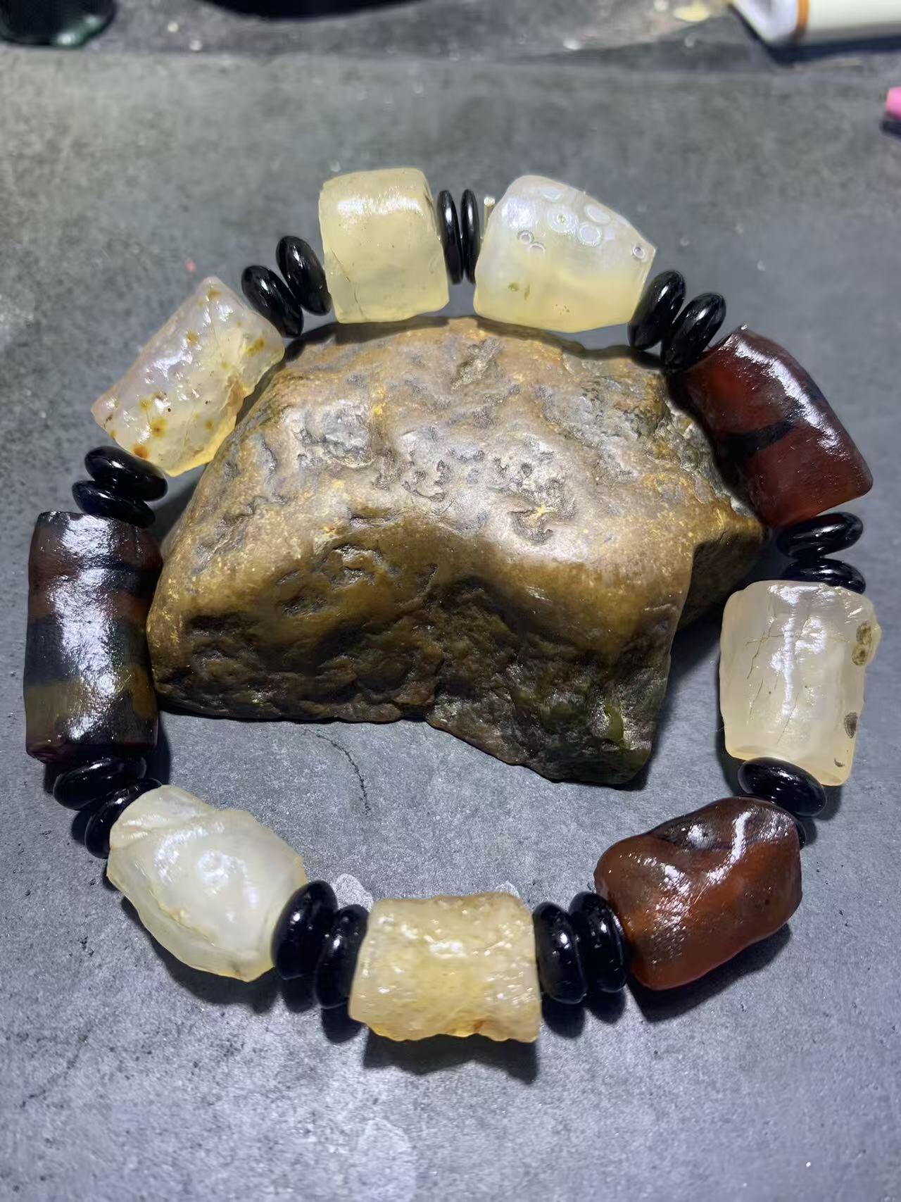 精美戈壁天然管状玛瑙原石手串一条，