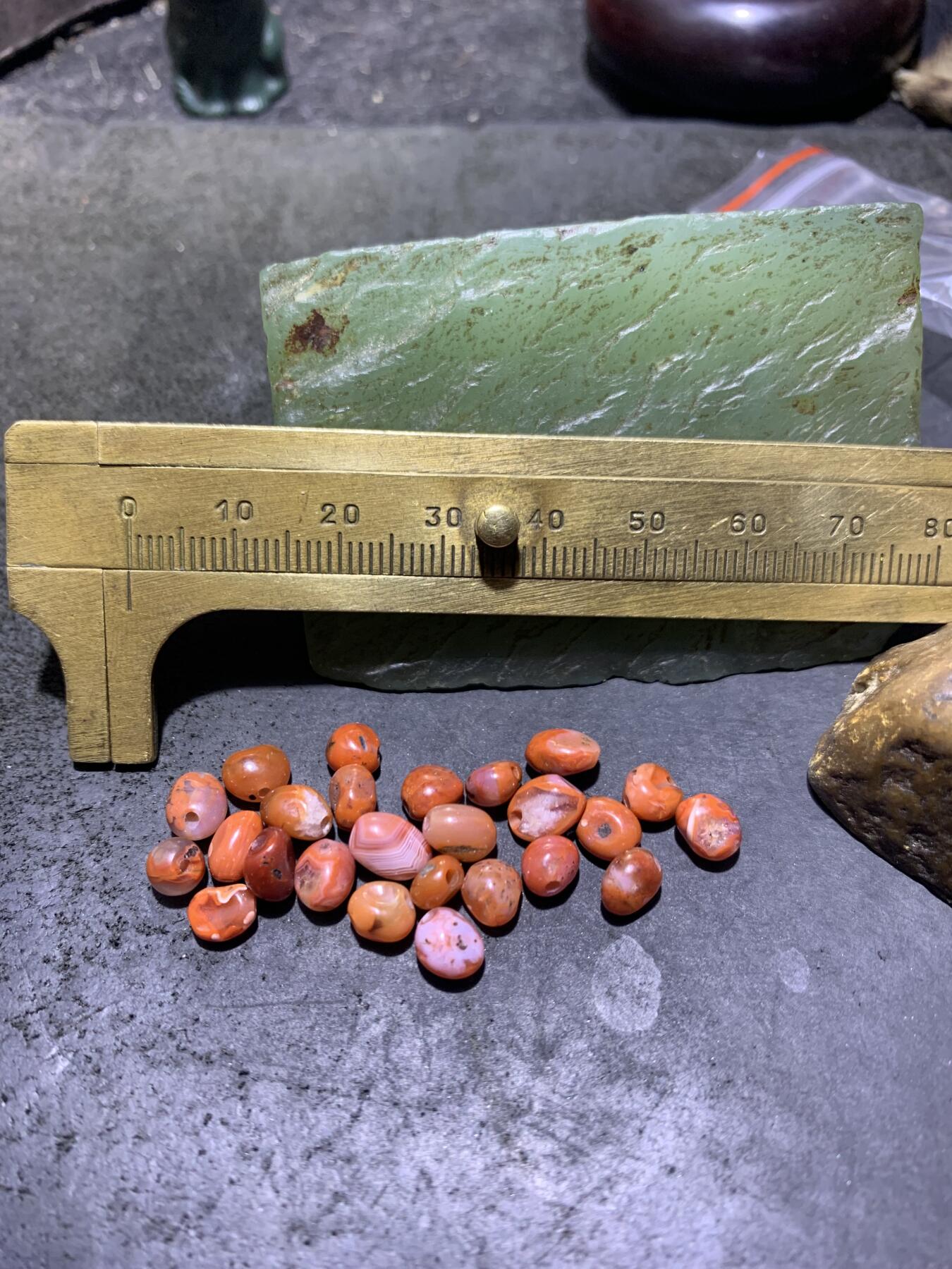 川料南红玛瑙原皮随形散珠一组，