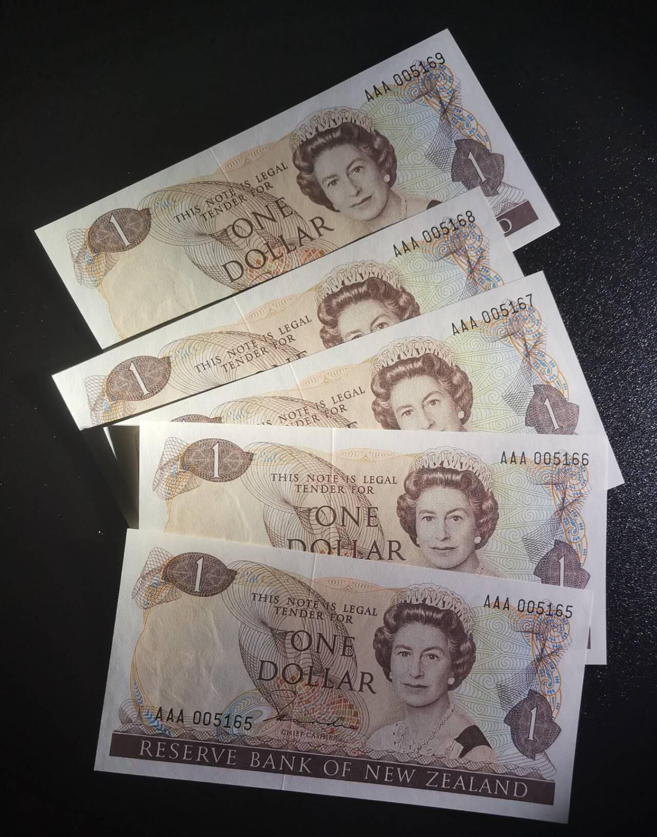 《艾美收藏》第223期-12.7周日外币畅拍 (5张)新西兰1981年首发AAA冠1元UNC千位靓号，花冠女王 Pick#169a一签