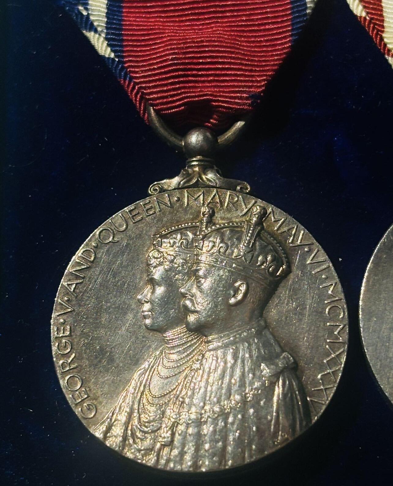 勋章专场  Lot.48 英国乔治五世银禧 乔治六世登基纪念章2联排 定制礼服挂版 均为银制 带定制盒