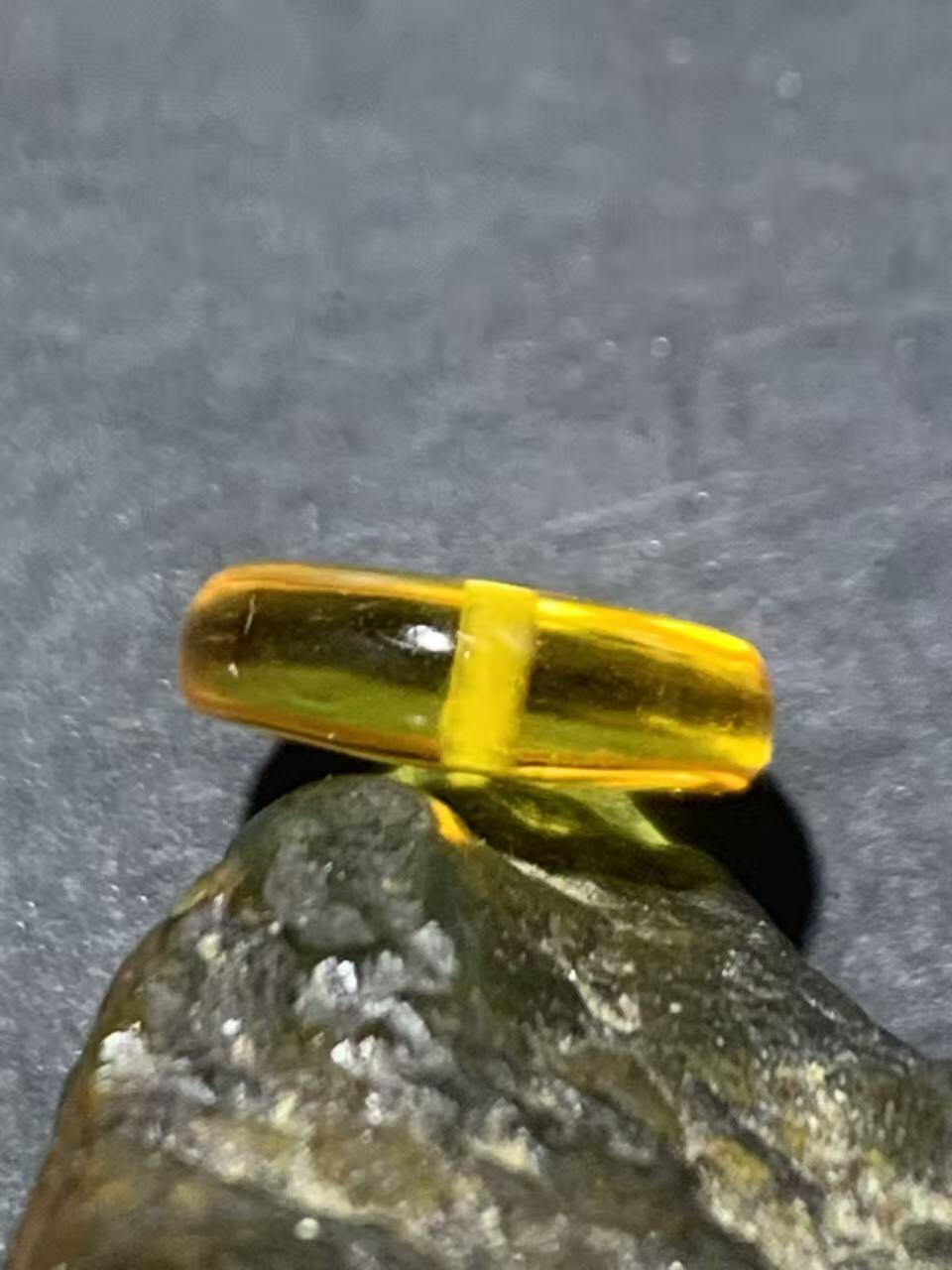 精美天然乌克兰蜜蜡随形小平安扣一个，