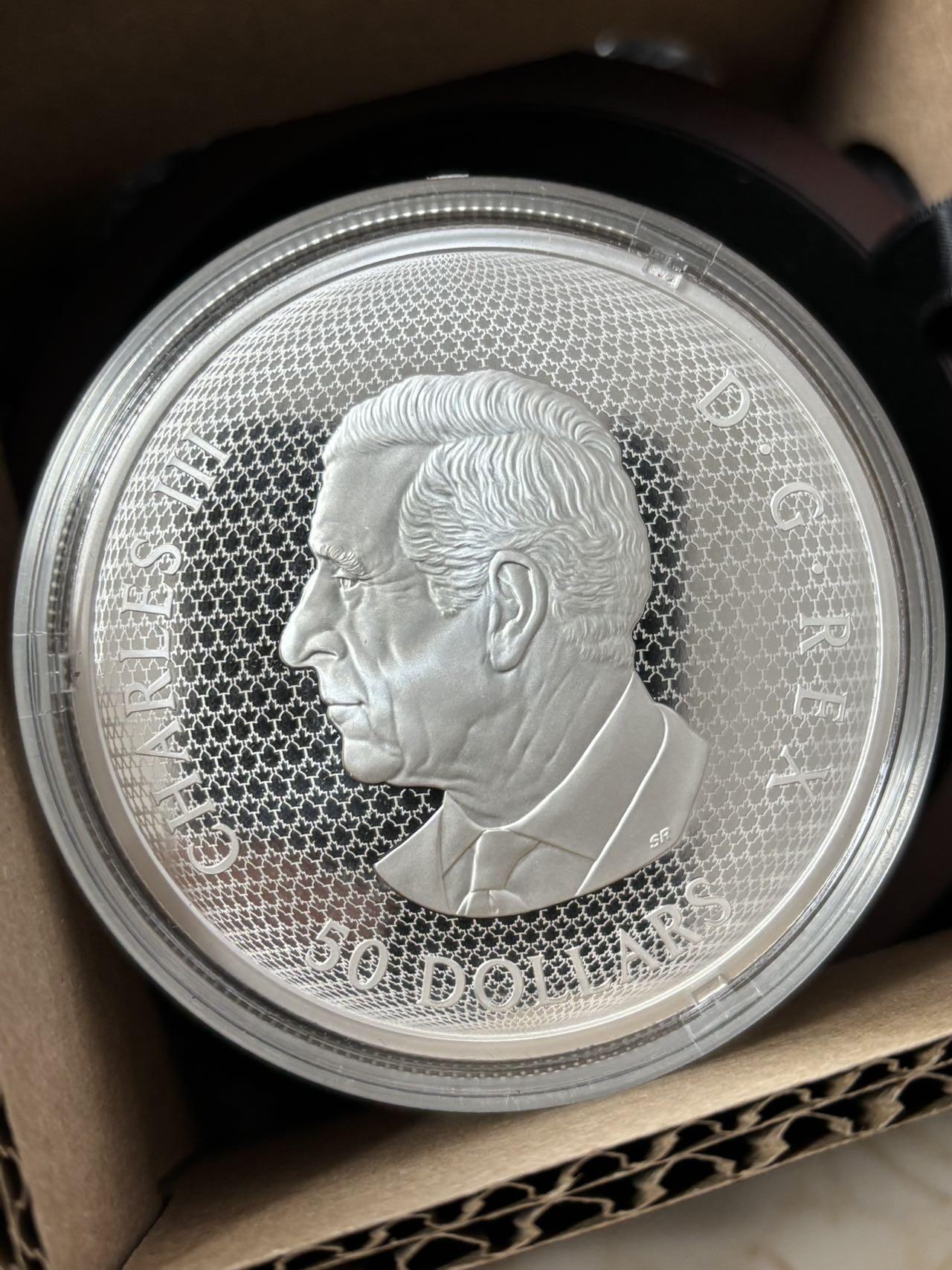 第185期拍卖 加拿大2024年莲花和蜻蜓镀金5盎司镶嵌可旋转纪念银币，9999银，157.6克，发行1250枚