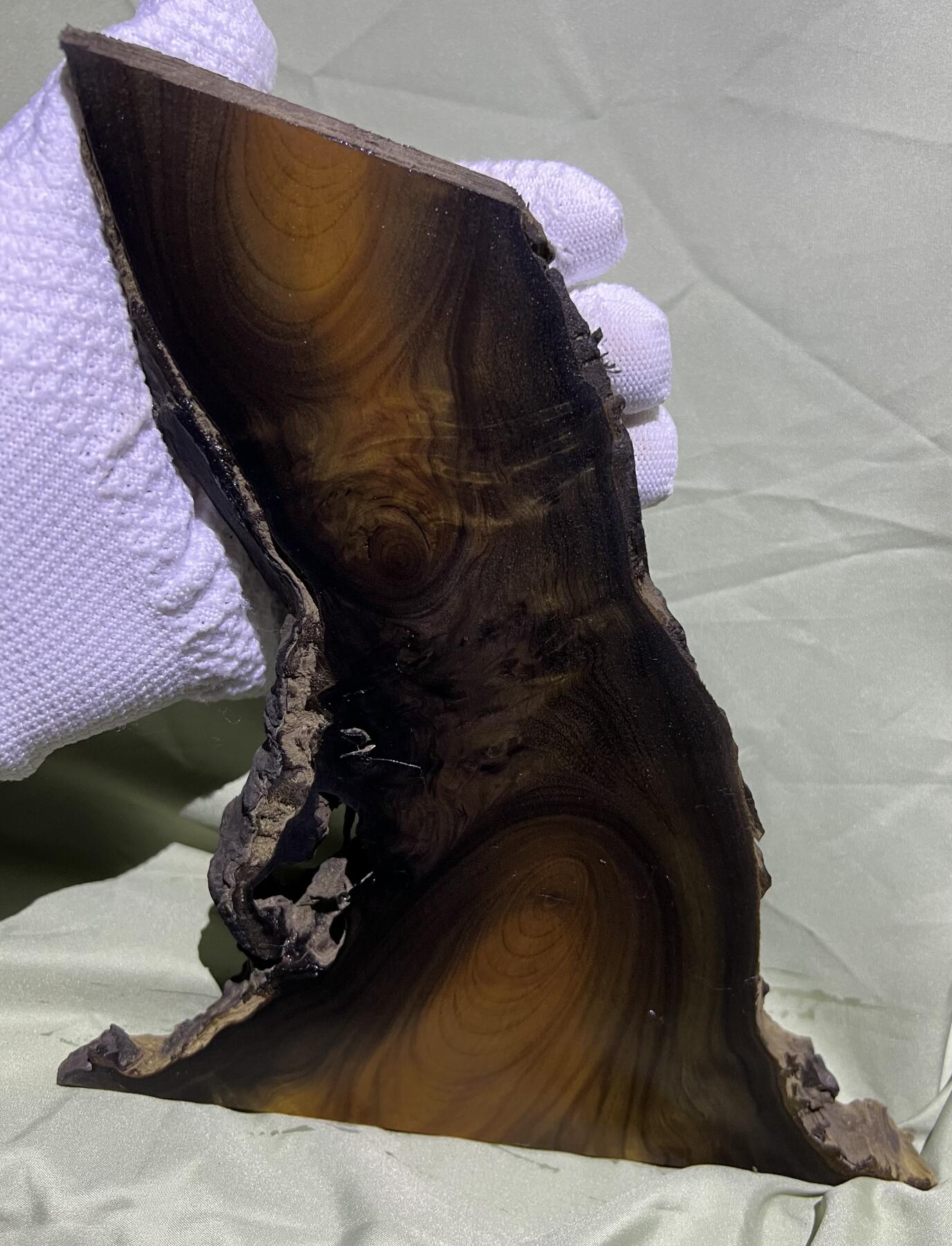 零元拍：金丝楠牌子 山水意境 满金丝 果香满满，尺寸：19.5/18/1.4CM。因为是原材料，木材还未干透