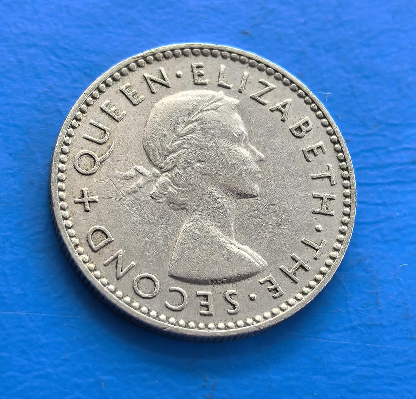 外国优质老铜币银币持续添加中，周六九点倒数截拍，满百包邮，可寄存半年，喜欢朋友微信扫描二维码可直接参拍 新西兰1955年6便士