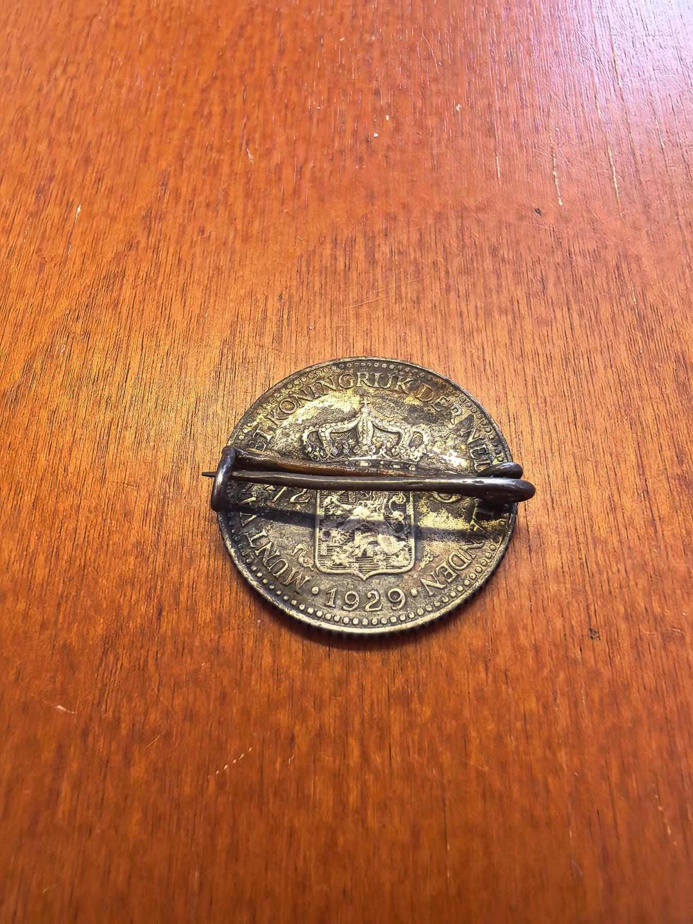 长老汇蛇年精选第八十场拍卖 1929荷兰威廉明娜1/2盾银币，带别针