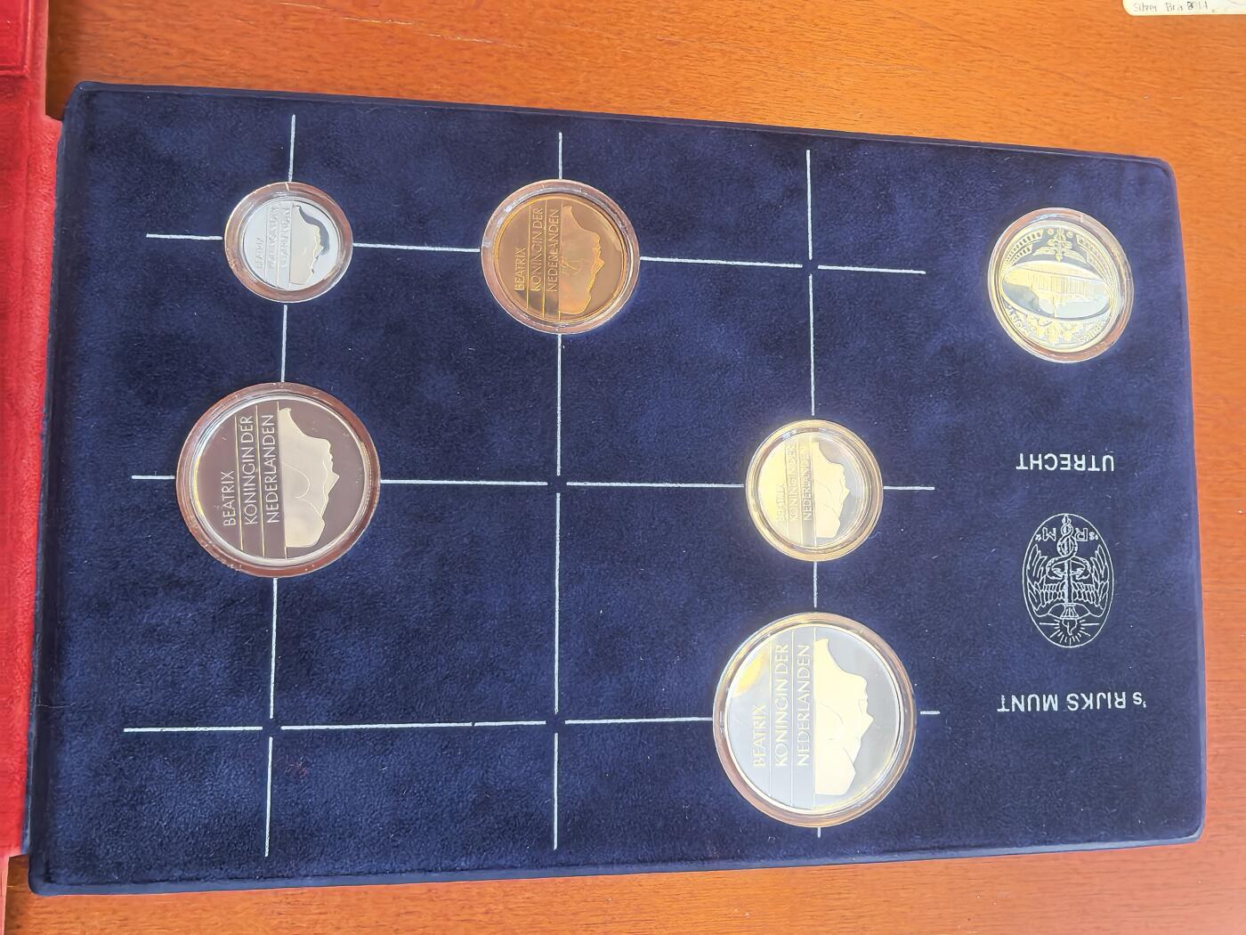 长老汇蛇年精选第八十场拍卖 1983荷兰5枚精制币+1枚银章，盒证全，1.5万套