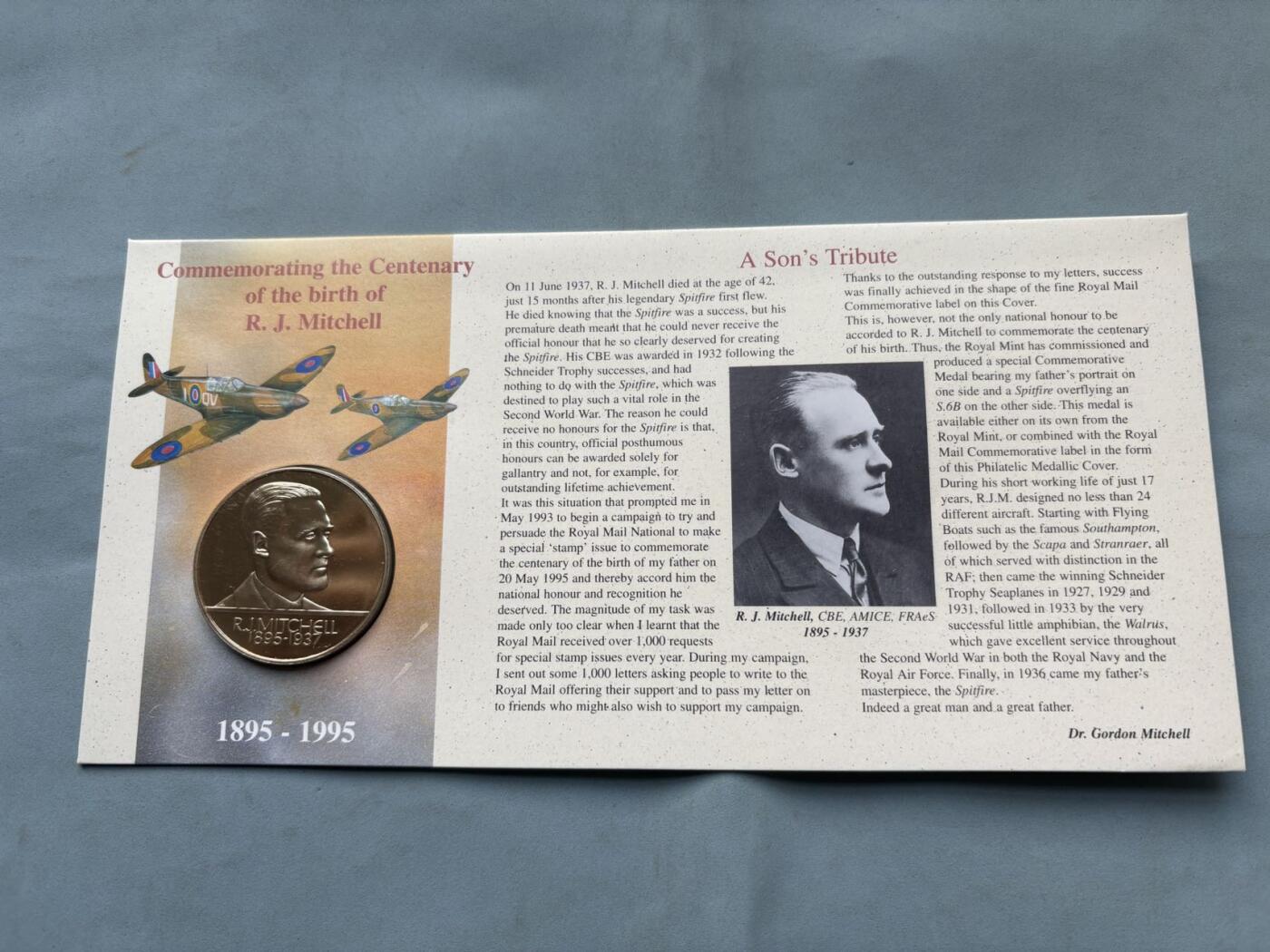 盛世勋华——号角文化勋章邮票专场拍卖第292期 英国1995年“米切尔（喷火战斗机总设计师）诞辰百年”纪念币封，币面为米切尔头像，由英国皇家铸币厂（Royal Mint）铸造； 邮票包含英国女王头像的1便士邮票，及一枚印有米切尔肖像与喷火式战斗机设计图的纪念邮票，编号NO 29980，限量发行，米切尔是英国航空工程师，核心作品为喷火式战斗机，该机型以椭圆机翼+梅林发动机实现高机动性，是二战不列颠空战的核心战机，是航空史经典设计之一。